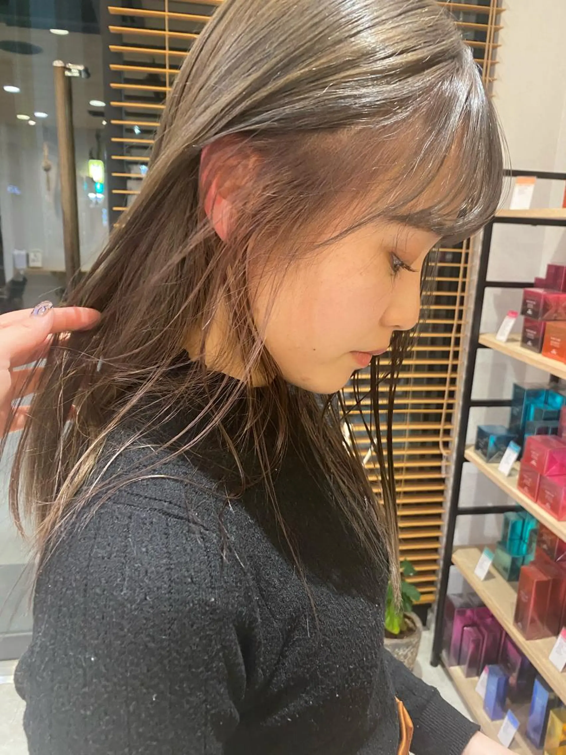 ロング カラー イヤリングカラー グレージュ ヘアカラー トリートメント ヘッドスパ パーマ指名No1 /namiのヘアスタイル