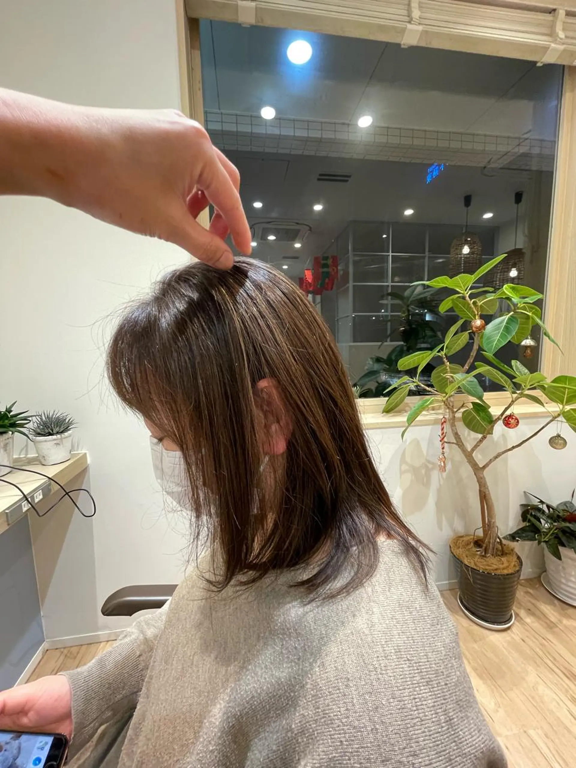 セミロング 白髪ぼかしハイライト 💫ミネ　ヒロシのヘアスタイル