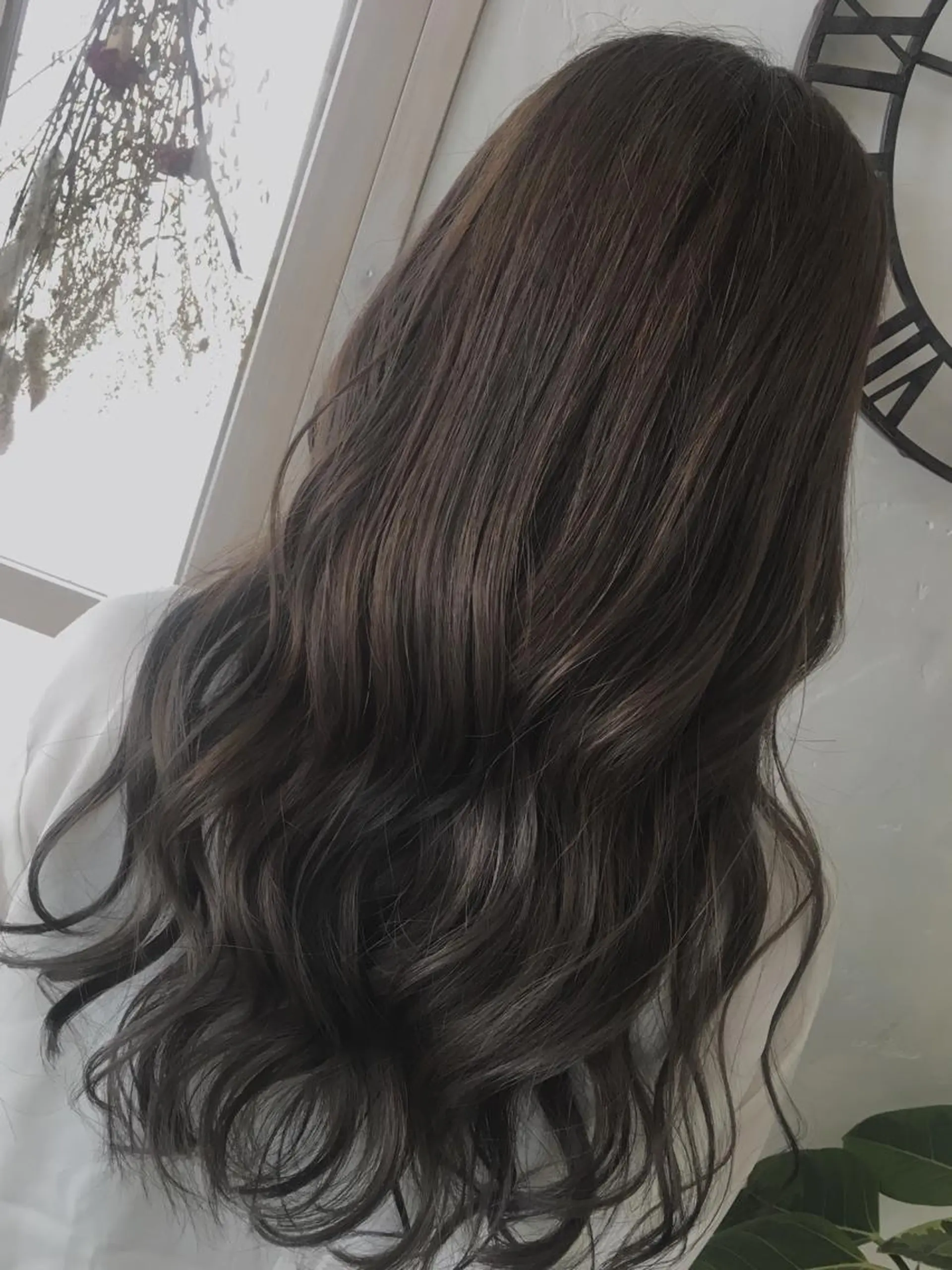 ロング カラー パーマ ヘアアレンジ アッシュ ブリーチ ブルーカラー ブルージュ 透明感カラー 推し活専用 【派手髪】飯野ゆかりのヘアスタイル