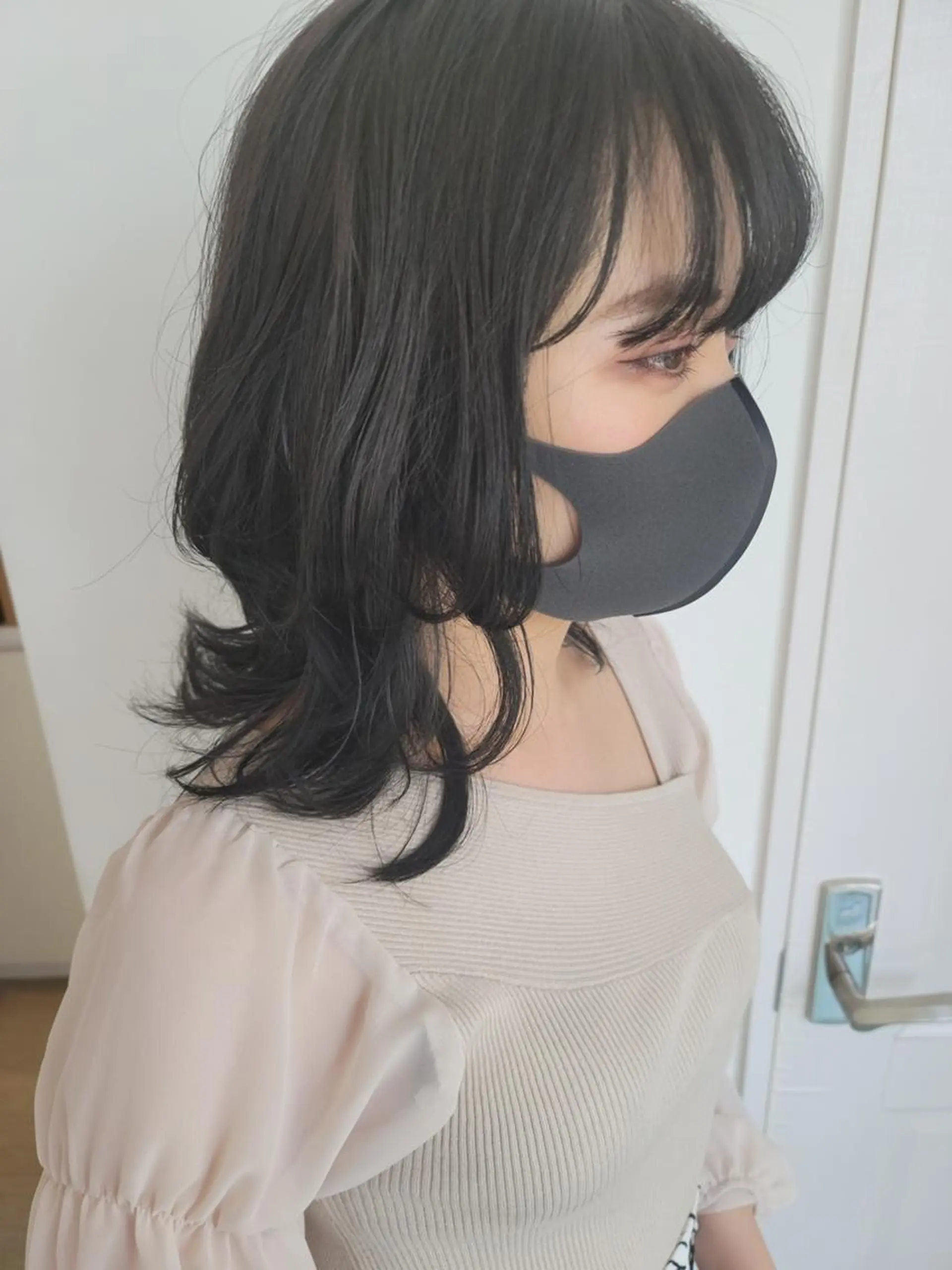 ミディアム カラー 黒髪 ブルーカラー ブルーブラック ウルフカット ヘアカラー トリートメント 鈴木 翠のヘアスタイル