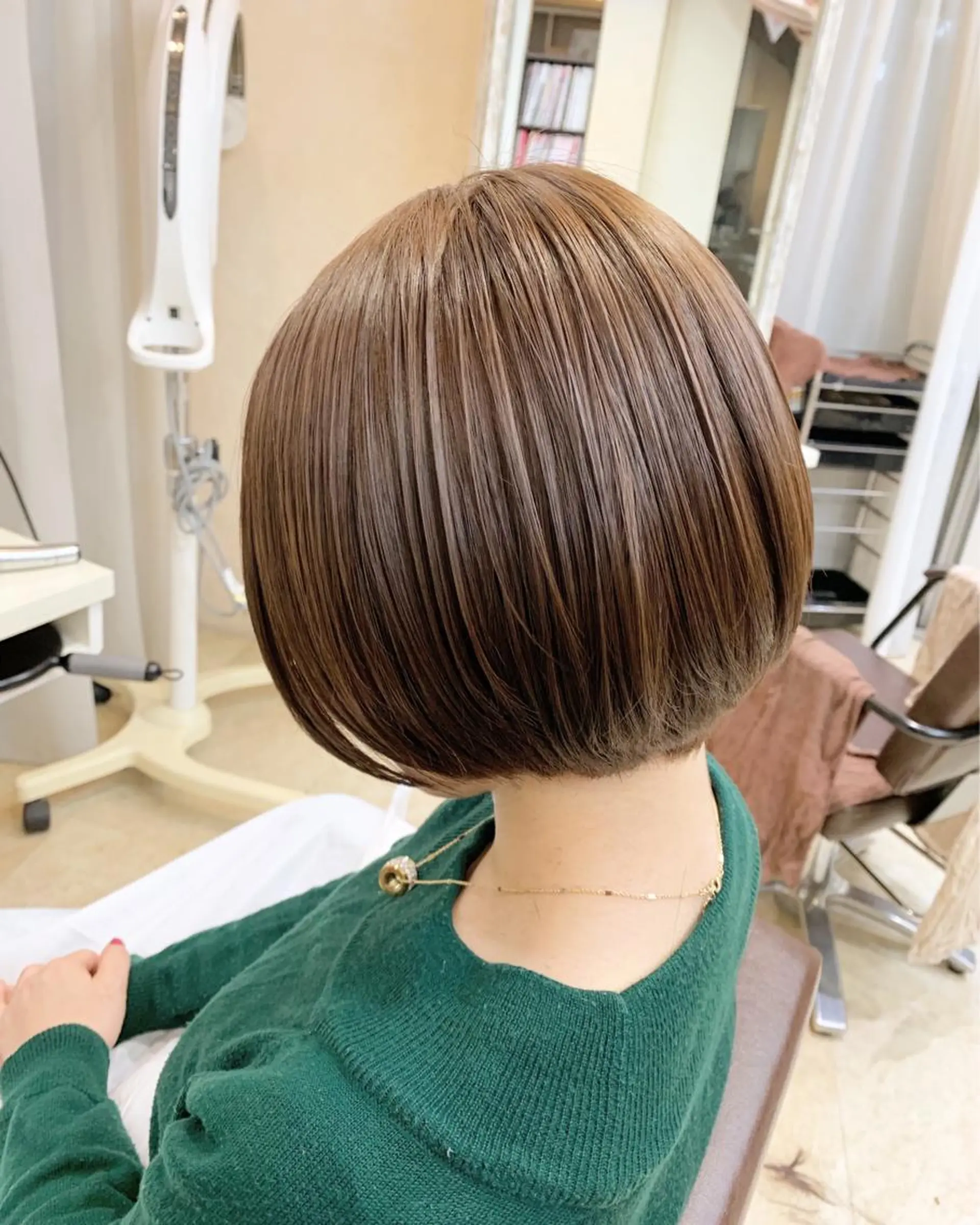 ショート カラー パーマ ヘアアレンジ メンズ キッズ ネイル マツエク・マツパ 結婚式・ブライダル 前下がりボブ メンズバレイヤージュ センターパート メンズハイライト 角床直哉 カラーカットNO 1のヘアスタイル