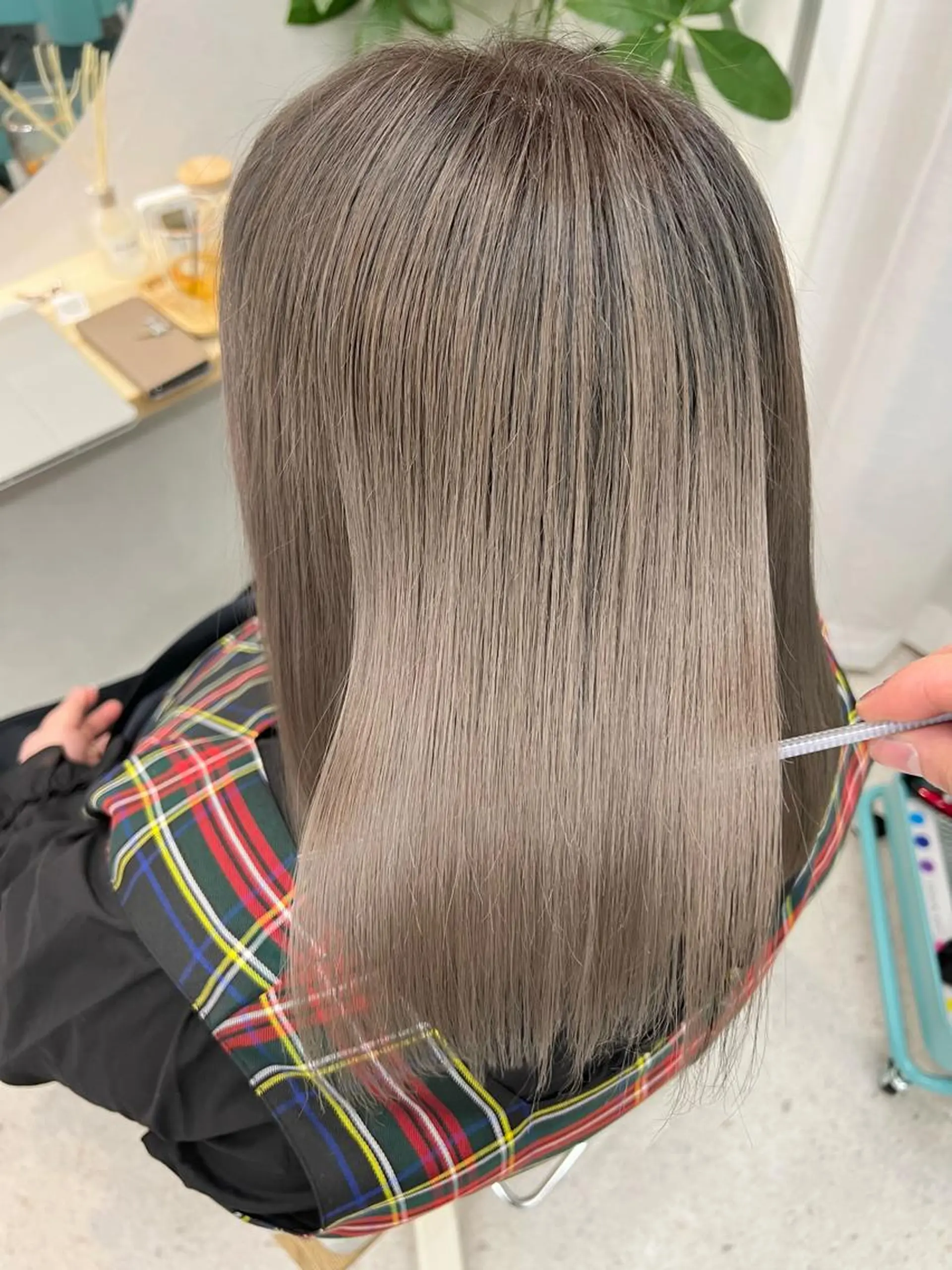 ミディアム とにかく明るい 美容師だったりしてのヘアスタイル