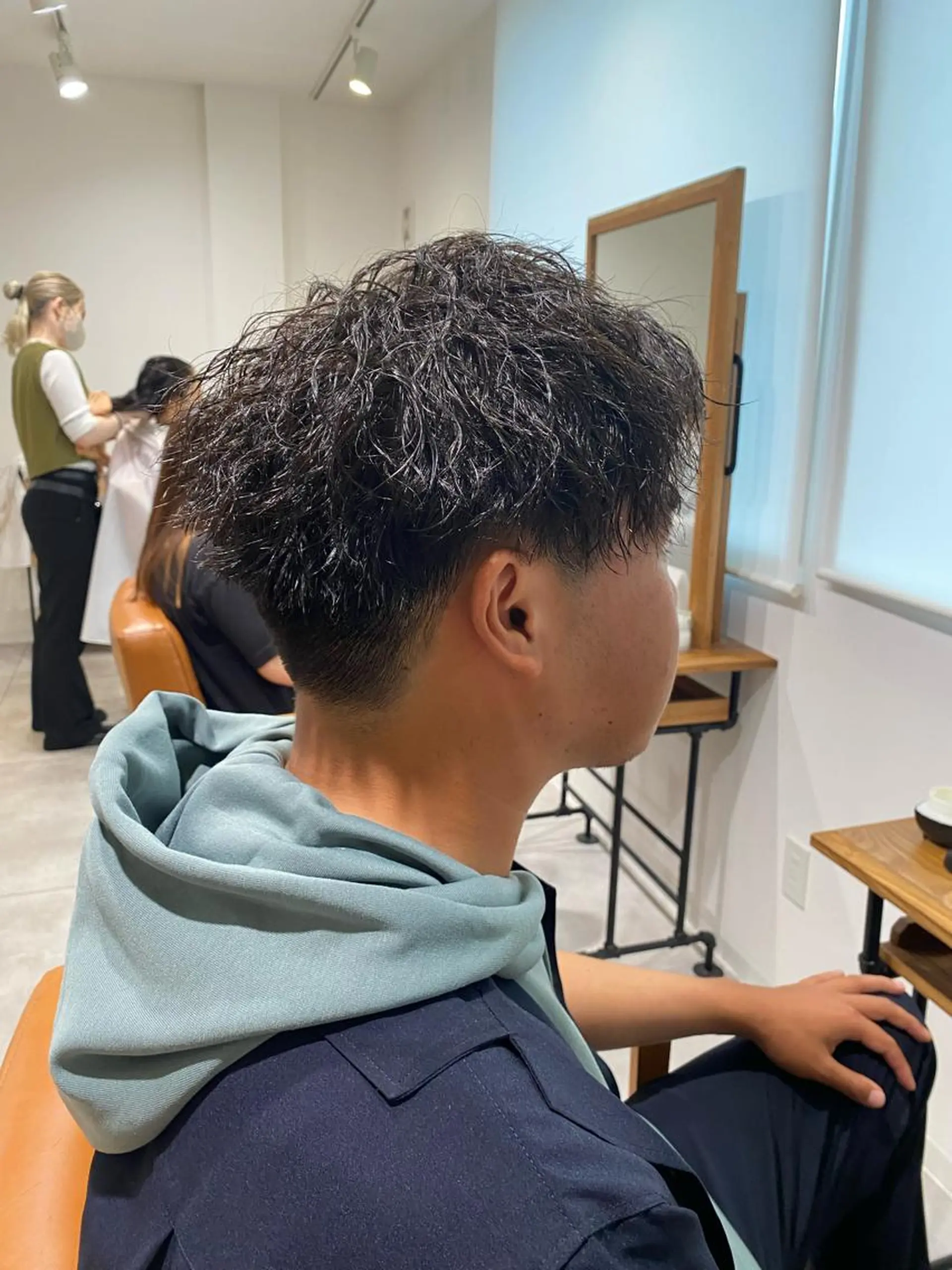 メンズ メンズバレイヤージュ メンズブリーチ センターパート メンズハイライト メンズハイトーン カット パーマ ヘッドスパ ブリーチなしWカラー /酸性ストレート河本のヘアスタイル