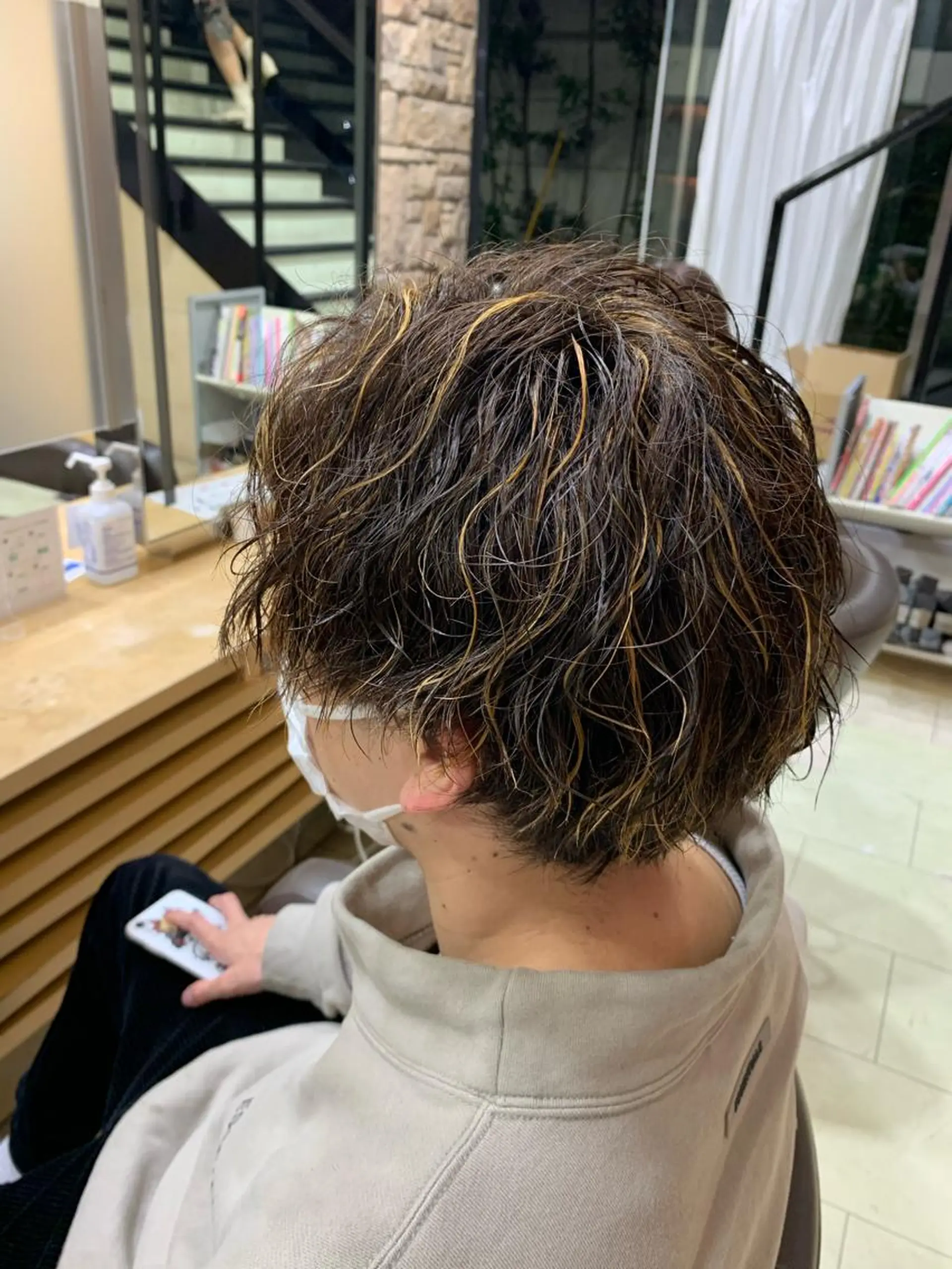 ミディアム カラー パーマ メンズ カット ヘアカラー パーマ ﾎｯﾄﾍﾟｯﾊﾟｰ に移行中【かな】のヘアスタイル