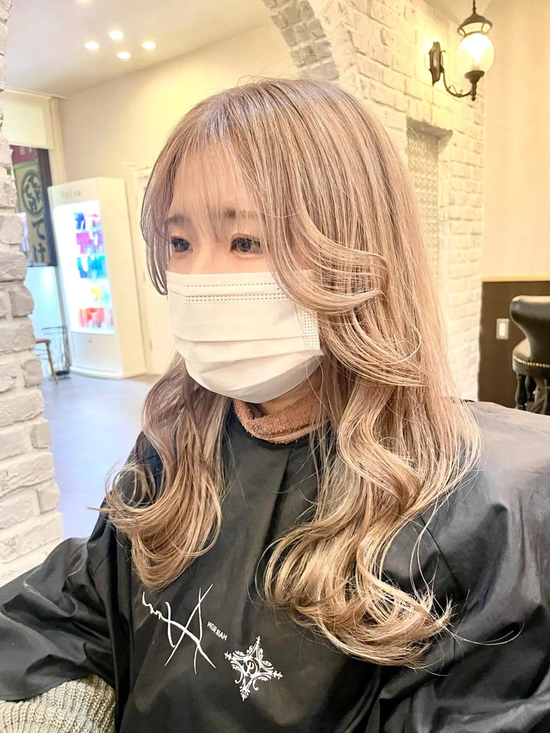 セミロング カラー ベージュカラー ブリーチ ケアブリーチ ミルクティーベージュ レイヤー/艶カラー 🫧守利のヘアスタイル
