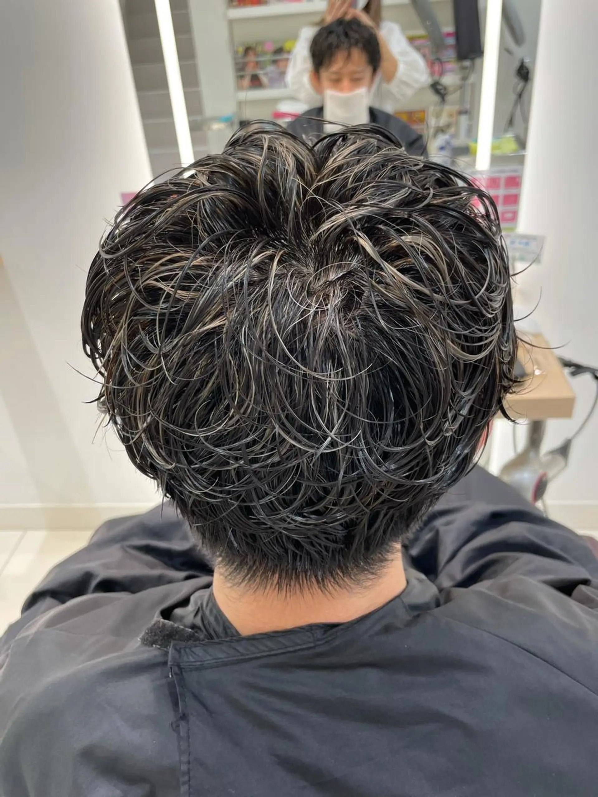 カラー パーマ メンズ メンズハイライト メンズパーマ 黒髪 ハイライトカラー シルバー カット パーマ 松永 梨央のヘアスタイル