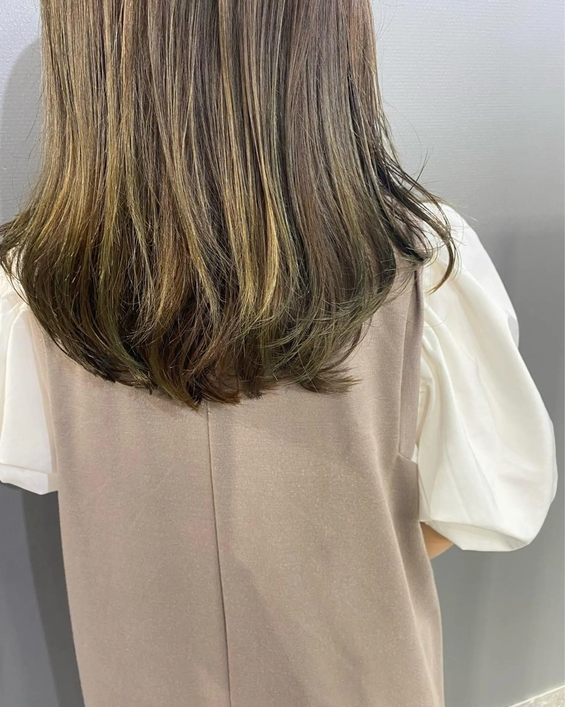 ミディアム カラー ベージュカラー オリーブベージュ HINANO🌷 髪質改善サロンの眉毛・アイブロウイメージ