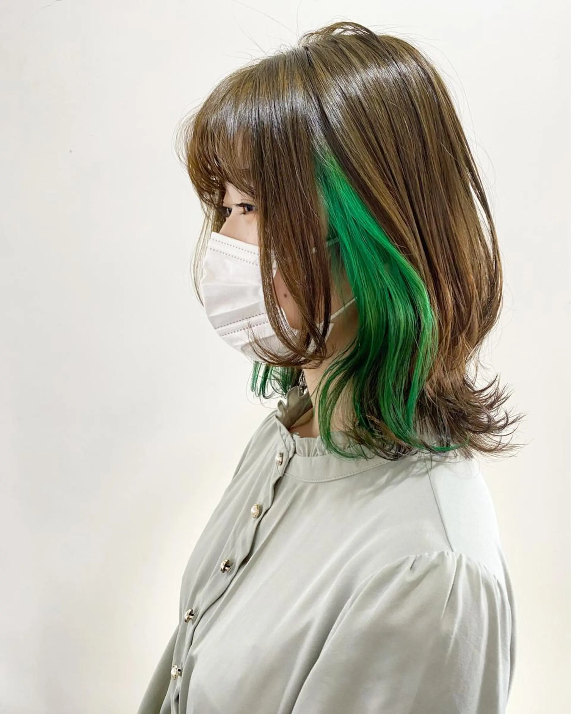 ミディアム カラー イヤリングカラー グレージュ オリーブグレージュ オリーブグレー フラム所属・WATANABE MISAKIのヘアスタイル