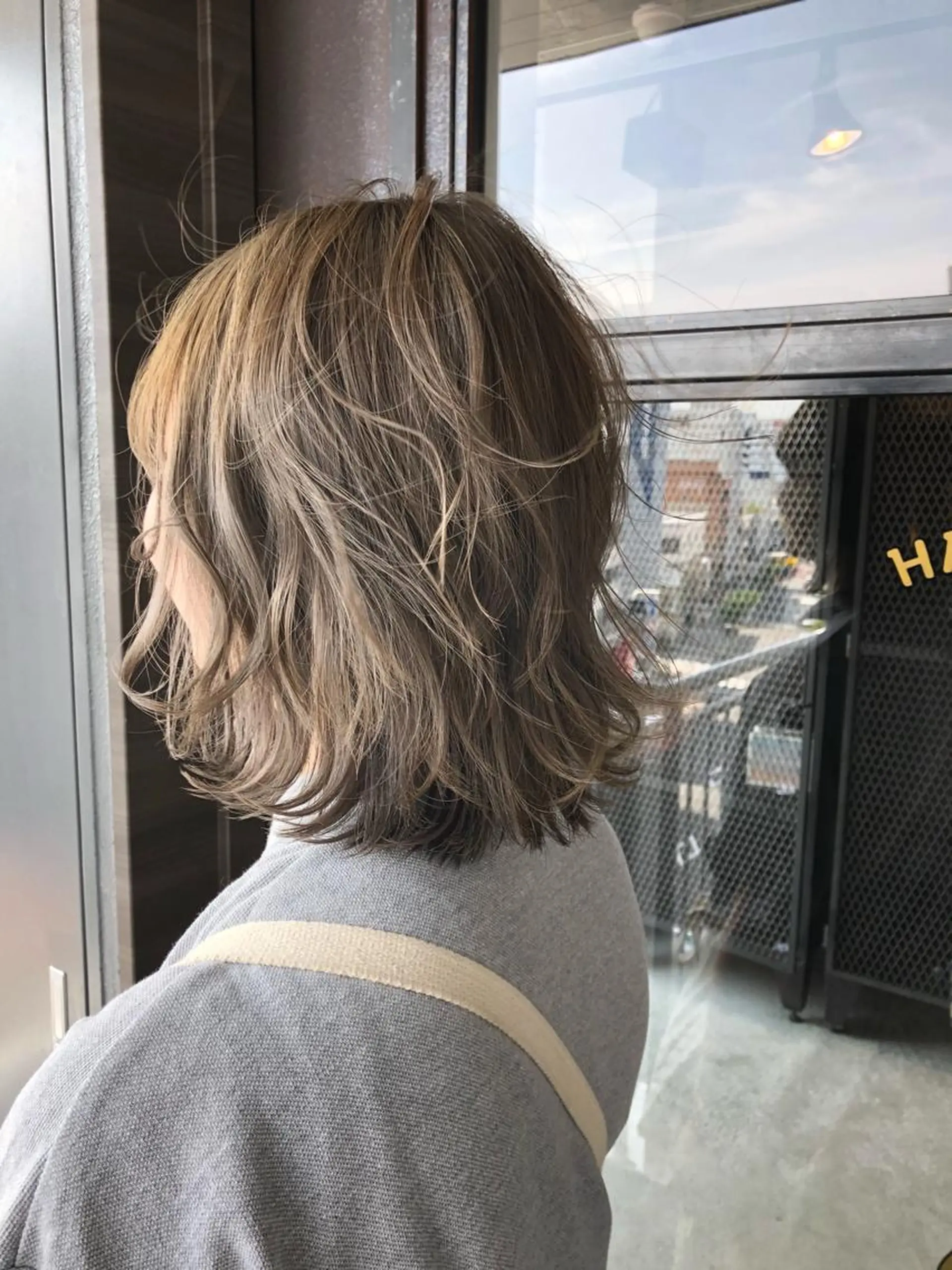 ショート カラー ベージュカラー ホワイトベージュ ボブ 外ハネヘア 倉家 聖のヘアスタイル