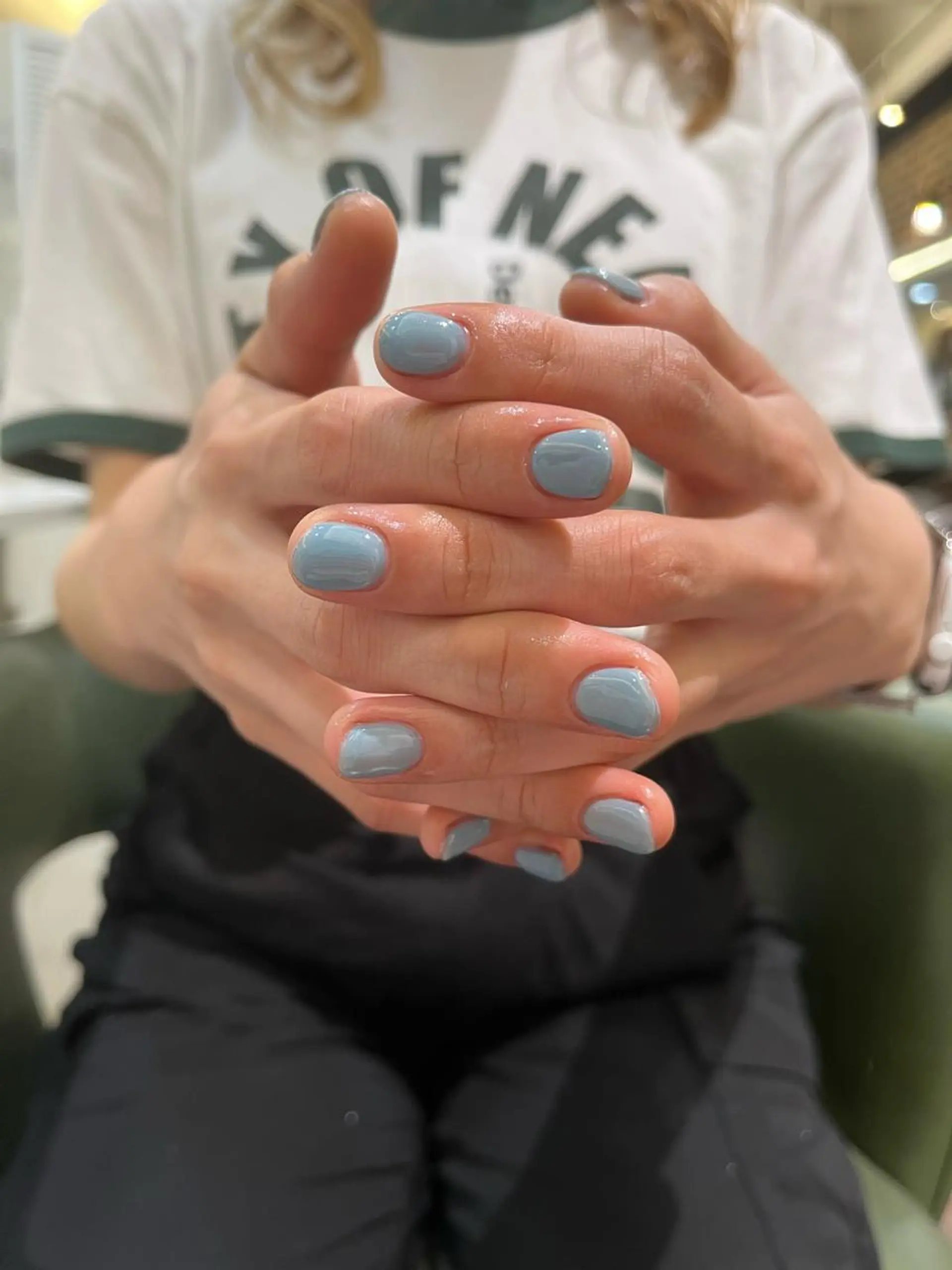 ネイル ブルー 水色 ワンカラーネイル 夏ネイル カットパーマ あさみのヘアスタイル