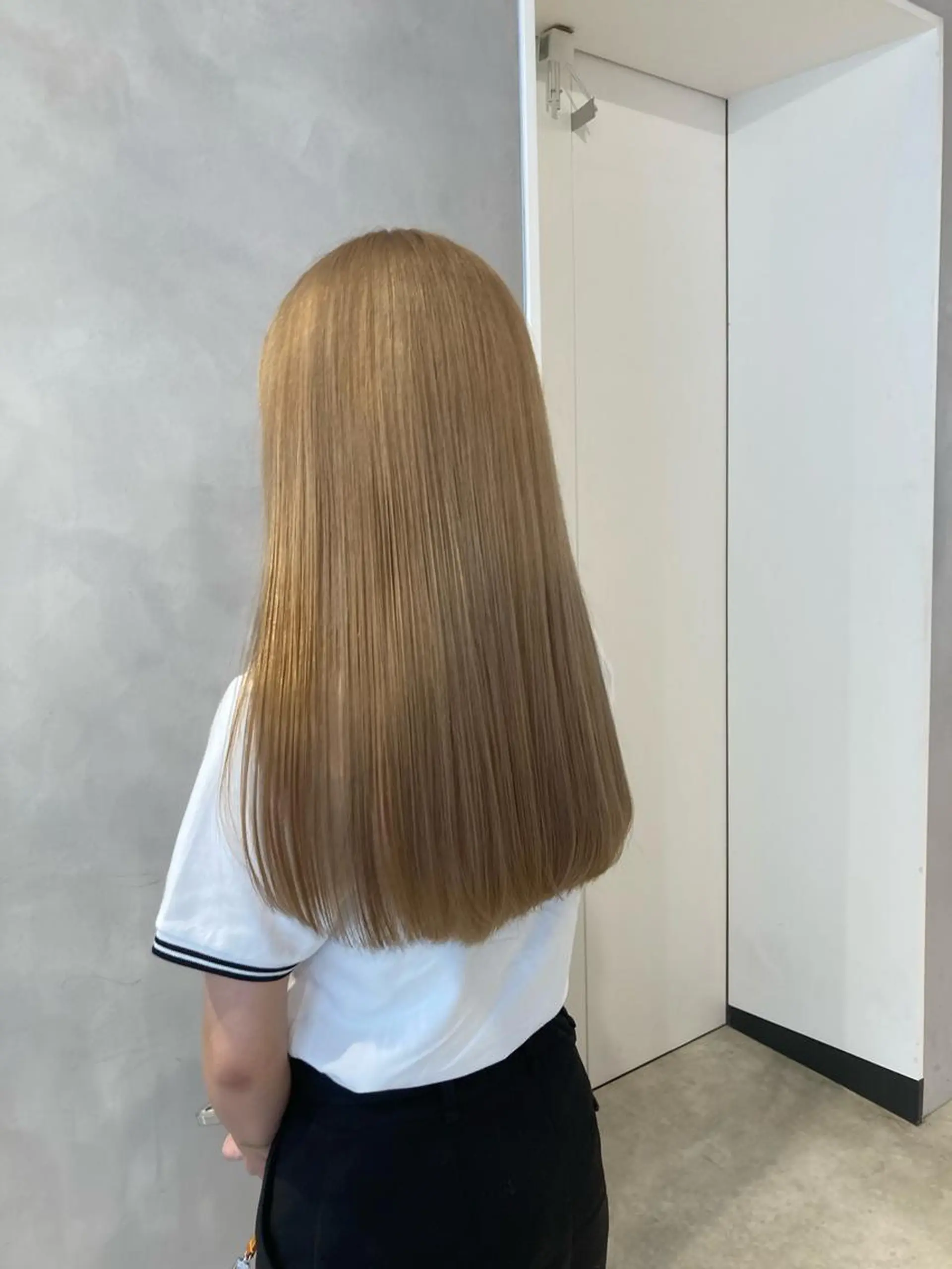 ロング カラー ベージュカラー ミルクティーベージュ カット ヘアカラー トリートメント 🟢ウルフ／スパイラ ルパーマ／大西🟢のヘアスタイル