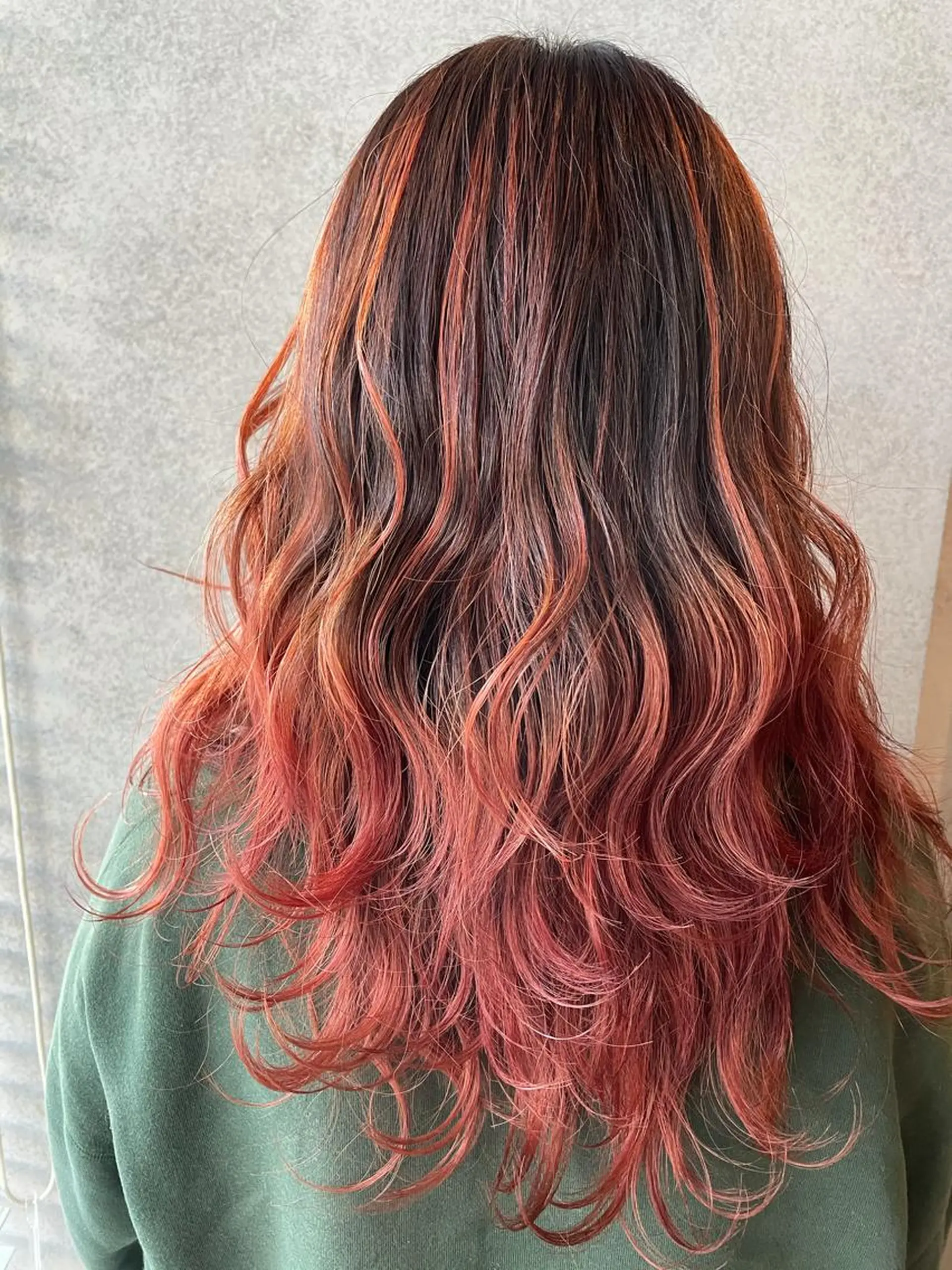 ロング カラー バレイヤージュ オレンジ レッドカラー レイヤーカット 櫻井 未悠のヘアスタイル