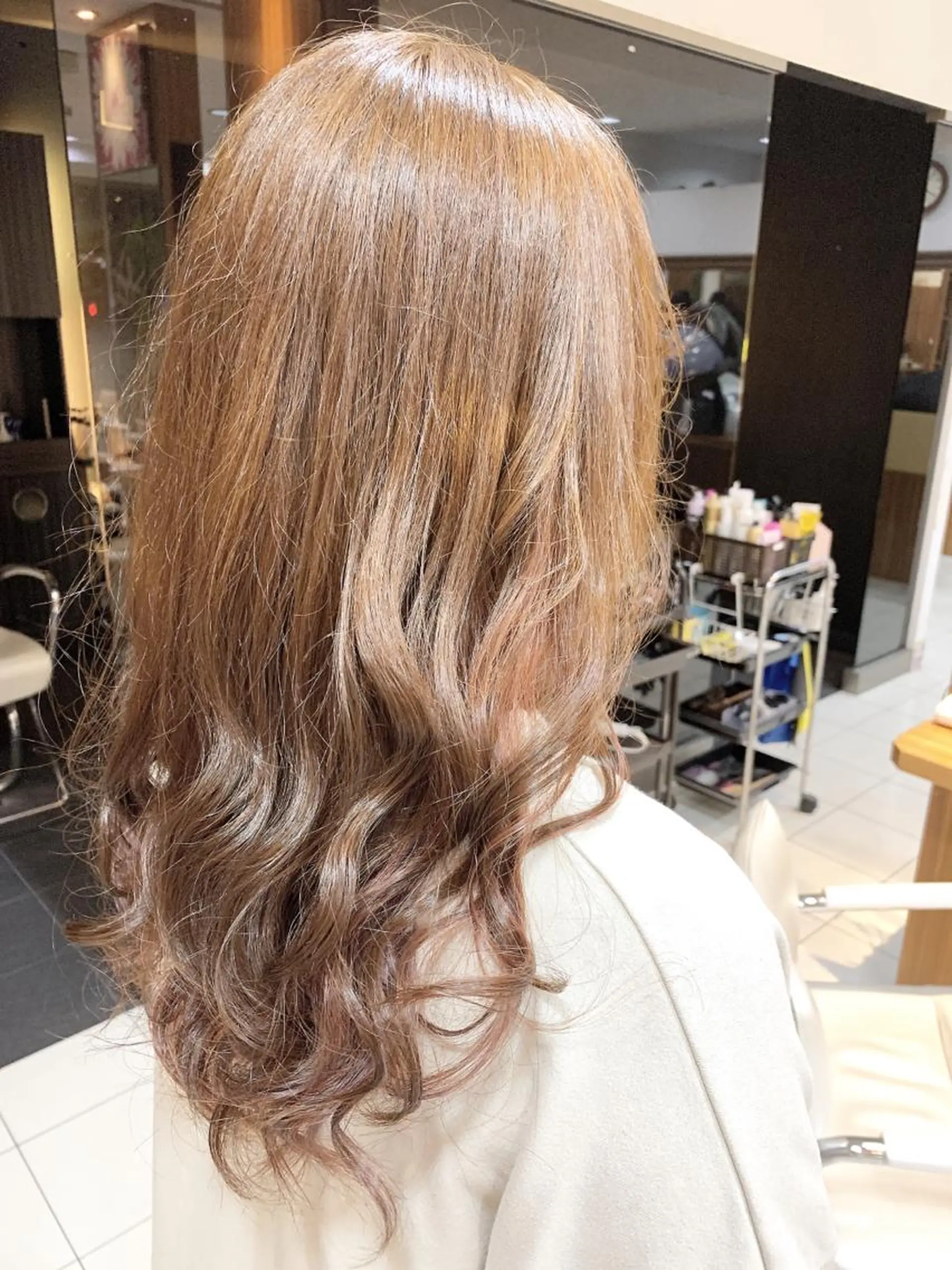 セミロング カラー パーマ ブリーチ 白髪ぼかしハイライト 柳川拓哉のヘアスタイル