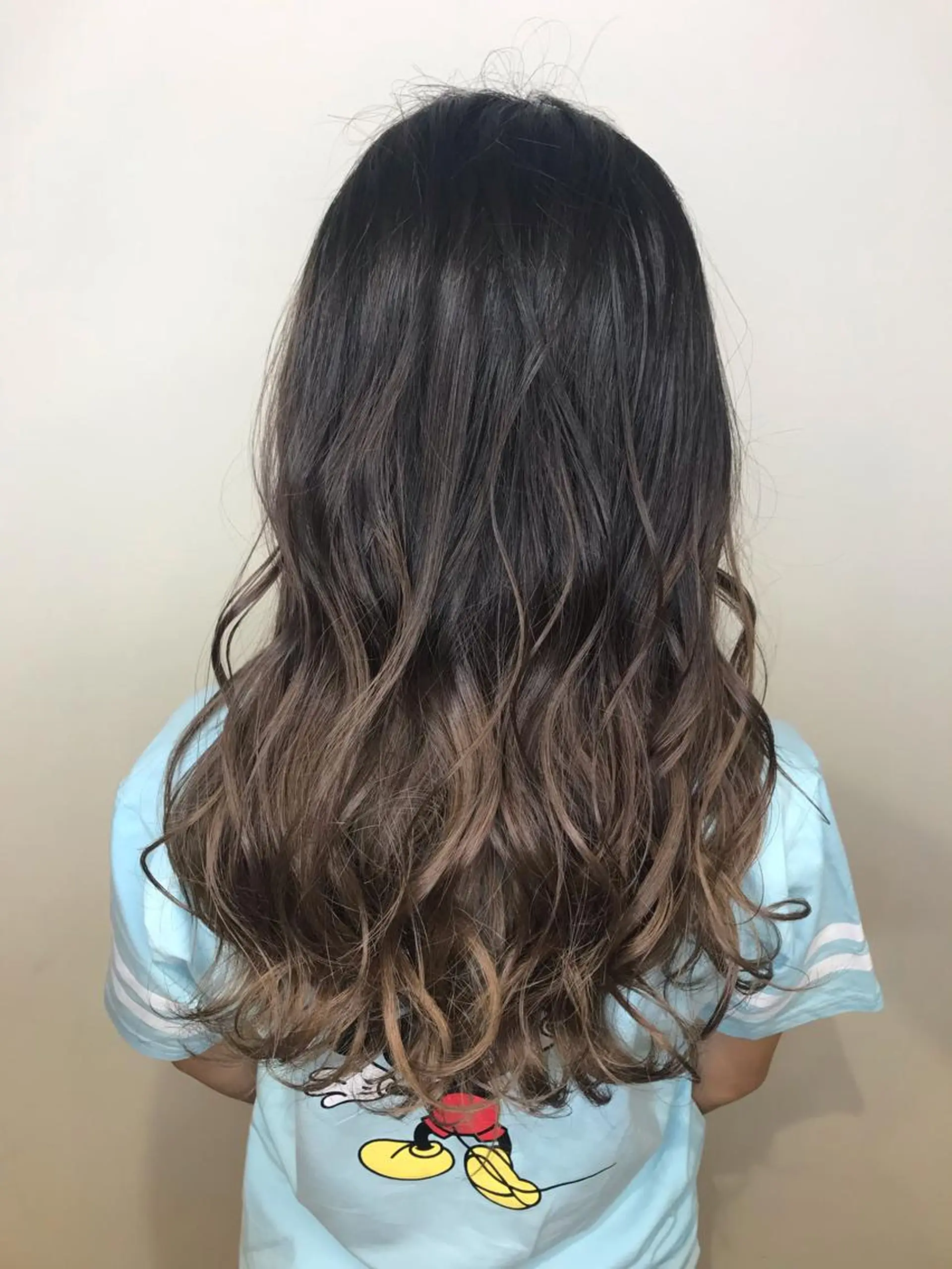 セミロング カラー ブリーチ ケアブリーチ グラデーションカラー ハイライトカラー イルミナカラー AMI Hair  supply所属・髪質改善カラー 韓国風レイヤーのヘアスタイル