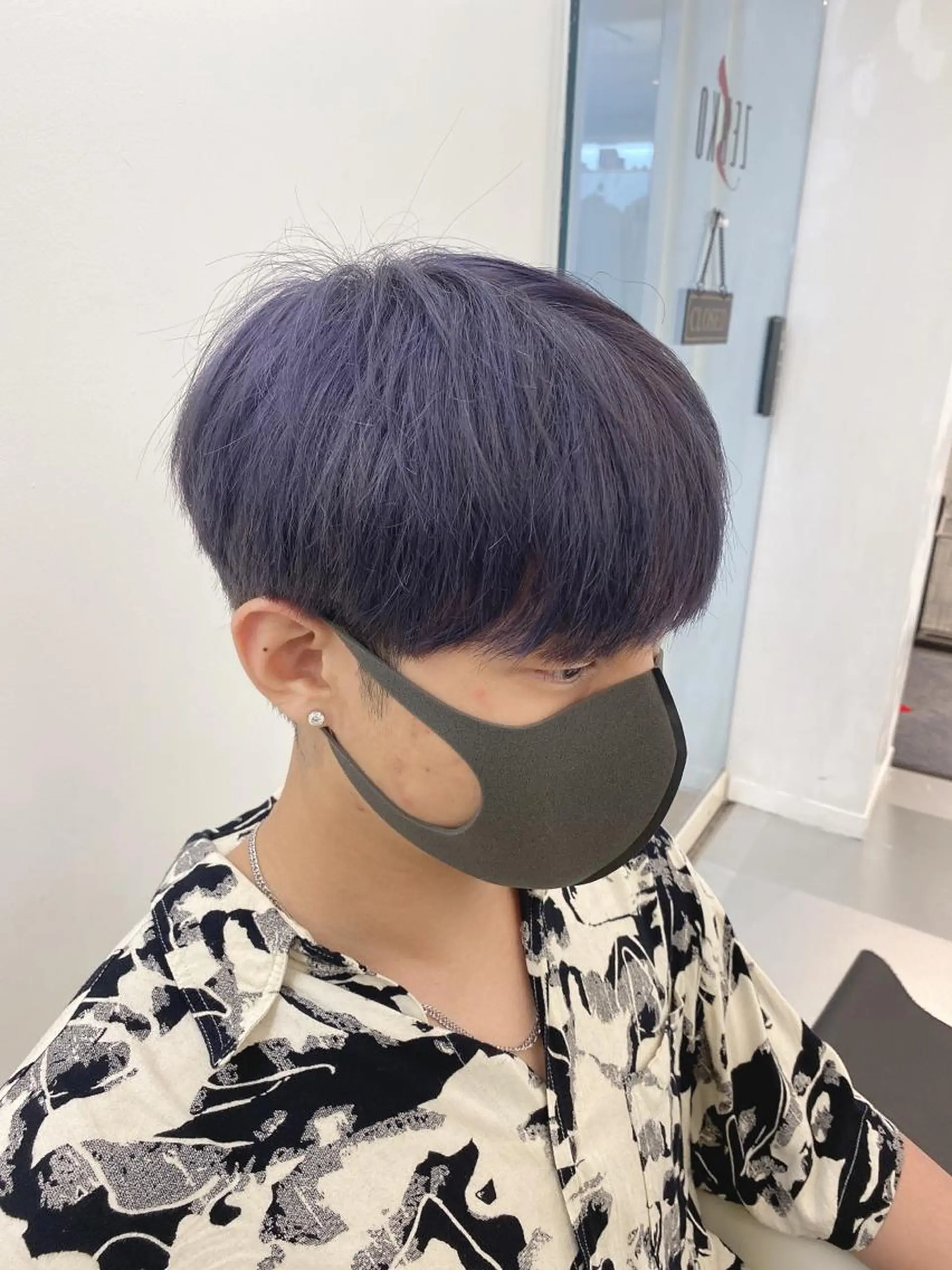 カラー メンズ メンズブリーチ マッシュ 刈り上げ ブリーチ バイオレットカラー コテ巻き風パーマ 藤澤　知彌のヘアスタイル