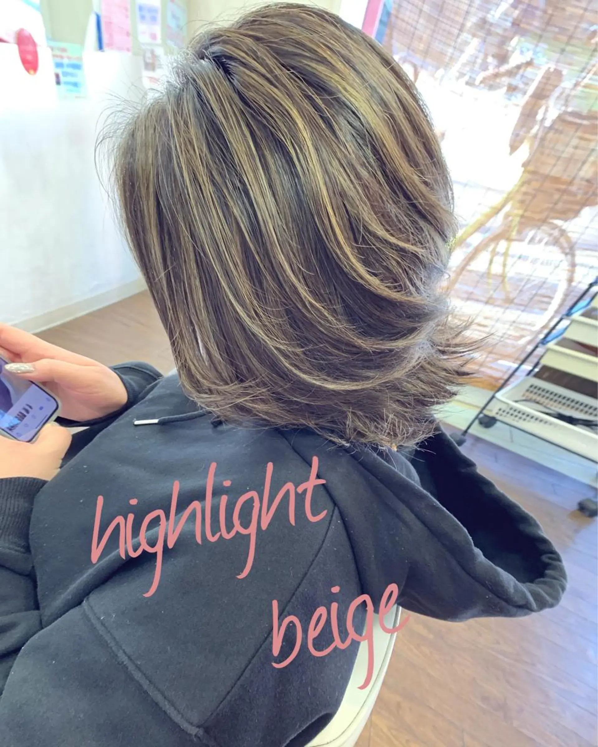 ショート カラー ベージュカラー ハイライトカラー ハイライト ヘアカラー GLAD 萩原のヘアスタイル