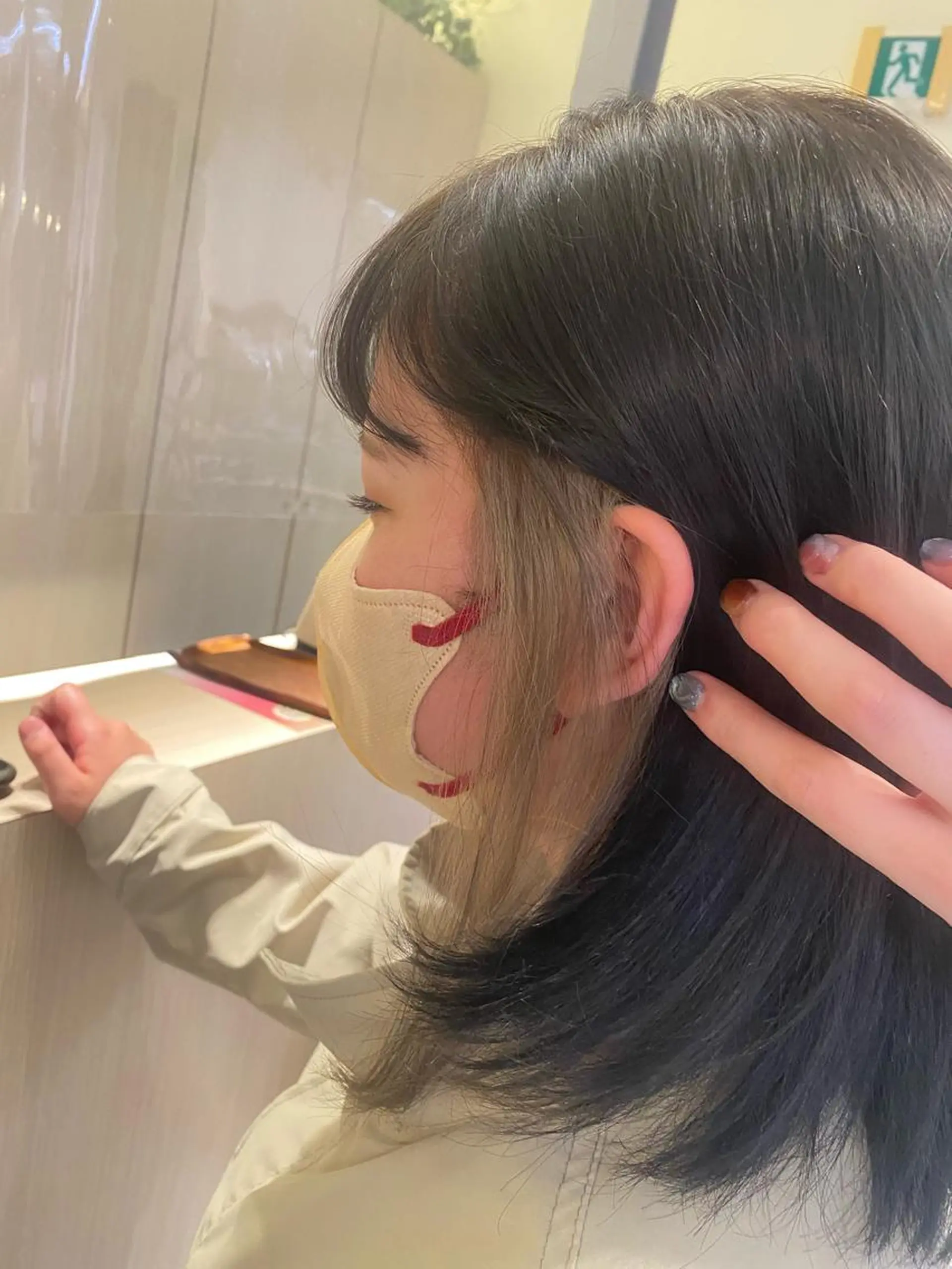 カラー 勝海 絢音のヘアスタイル