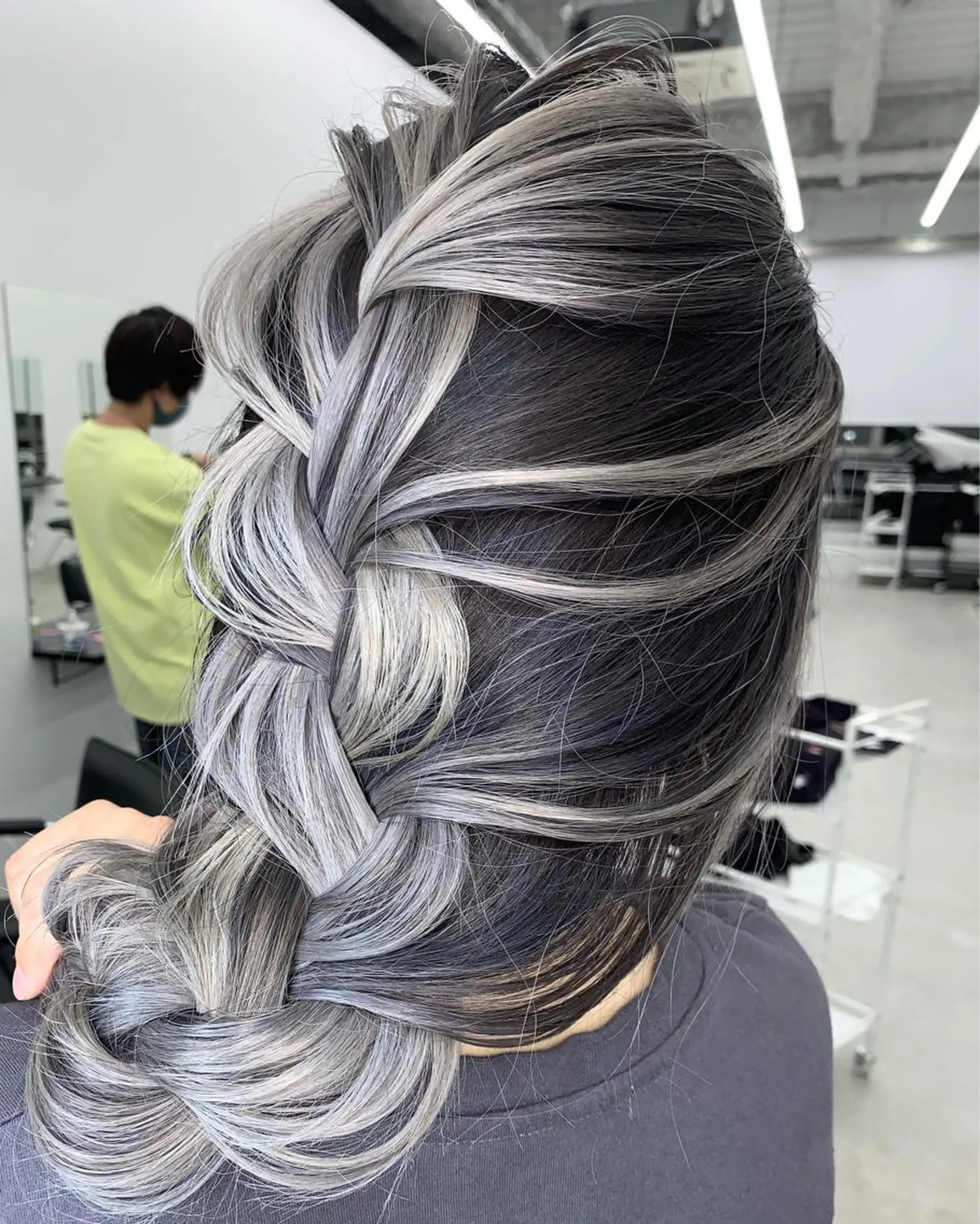 カラー アッシュ アッシュグレー アッシュグレージュ バレイヤージュ グレージュ LINOET NAGOYA所属・中川 来紀のヘアスタイル