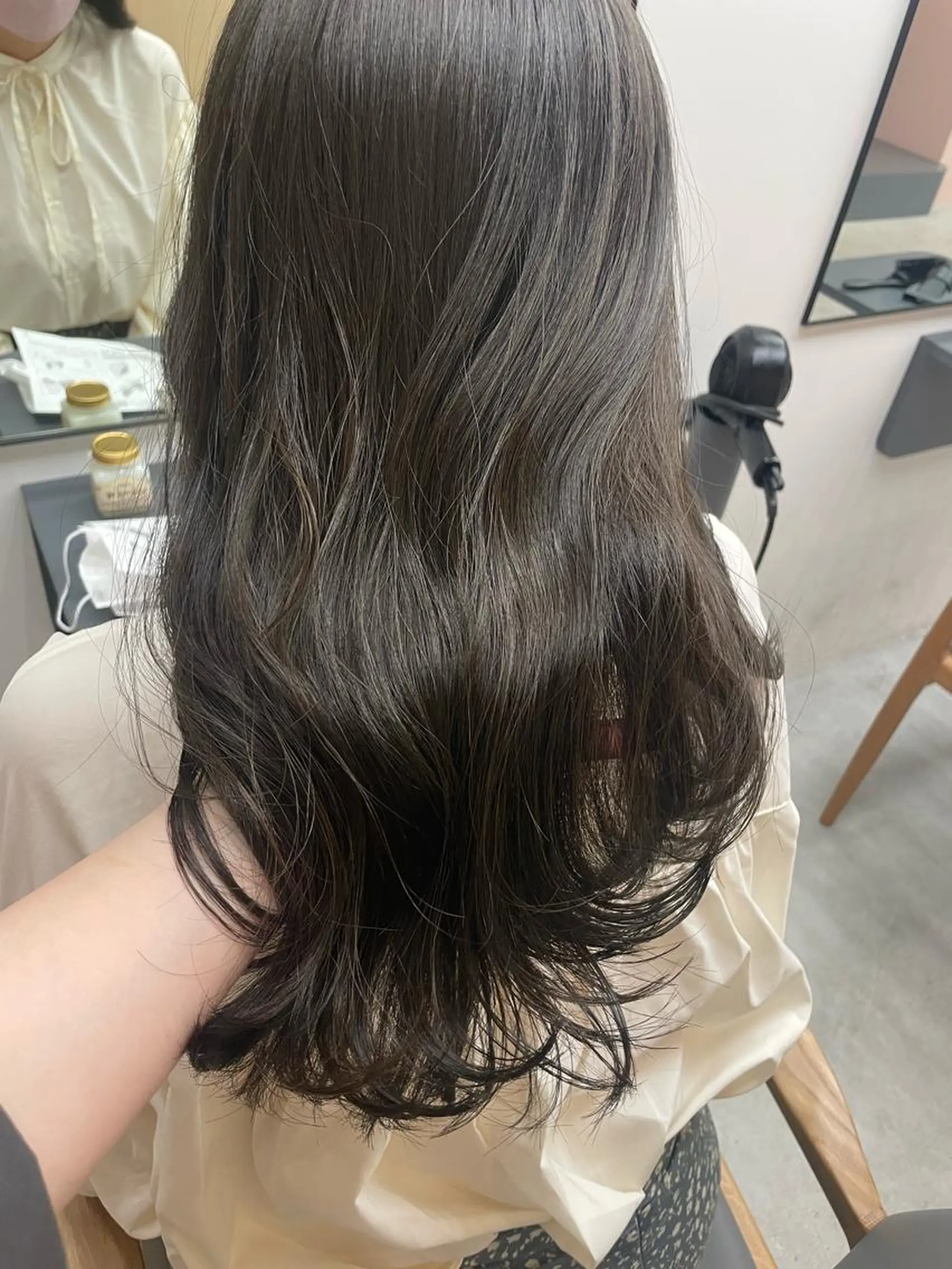 カラー グレージュ オリーブグレージュ オリーブグレー 若月 あやかのヘアスタイル