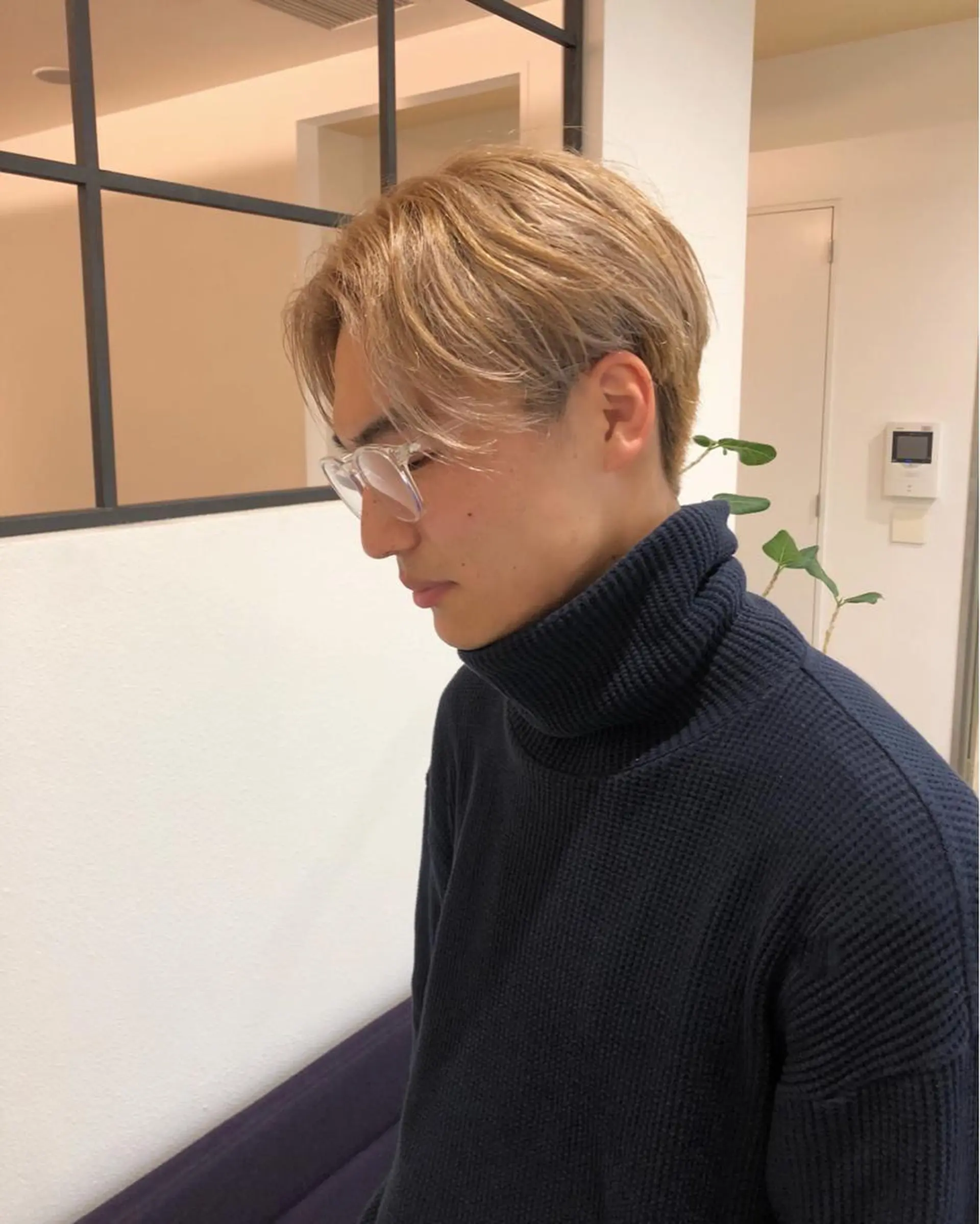 カラー メンズ センターパート メンズハイトーン ハイトーンカラー カット ヘアカラー garland所属・柳田 駿のヘアスタイル