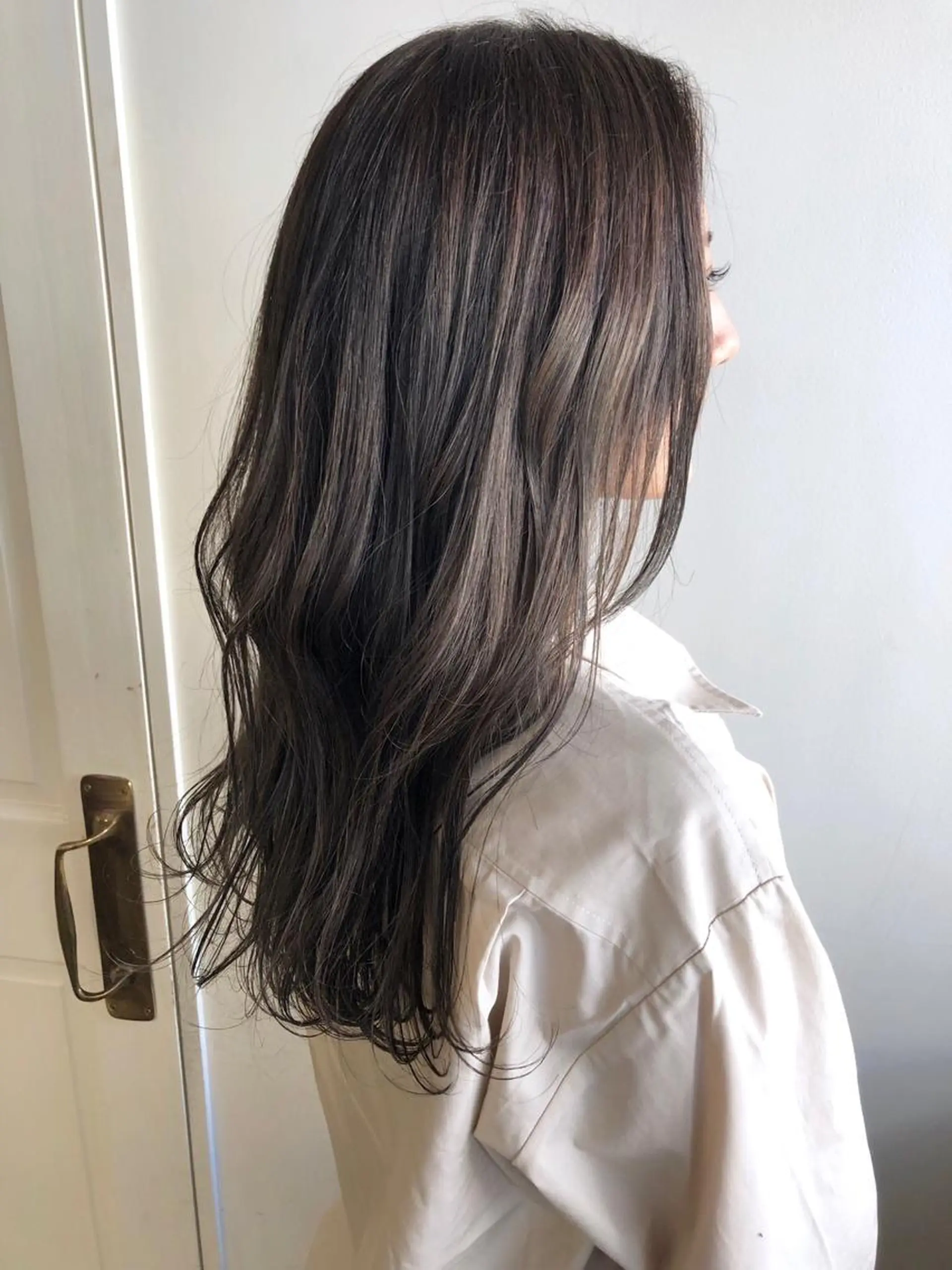 ロング カラー ヘアカラー トリートメント MIOベージュカラー 柔らかいカラーのヘアスタイル
