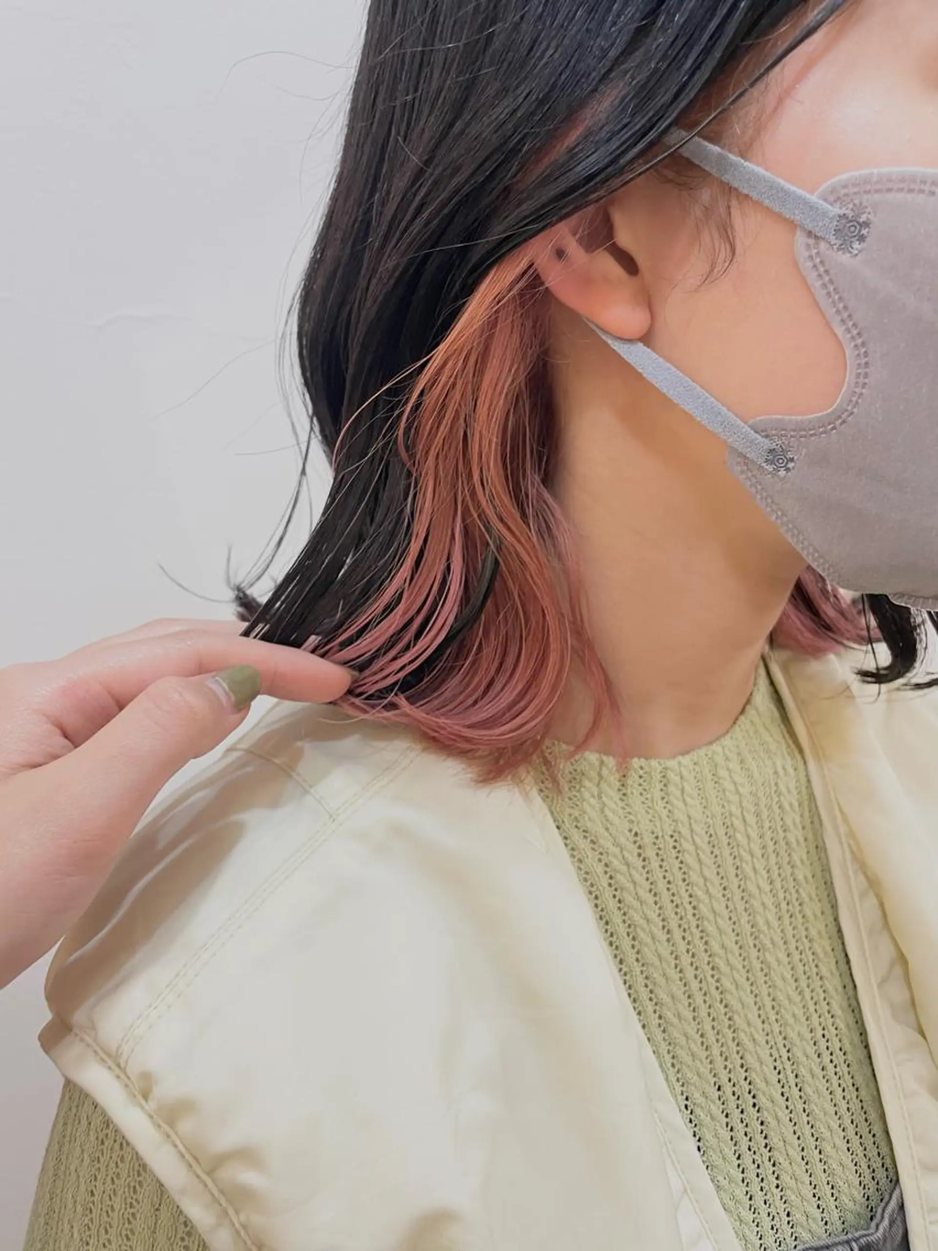 ミディアム カラー ブリーチ イヤリングカラー インナーカラー ピンクカラー 【arc】Ruri コテ巻き風パーマのヘアスタイル