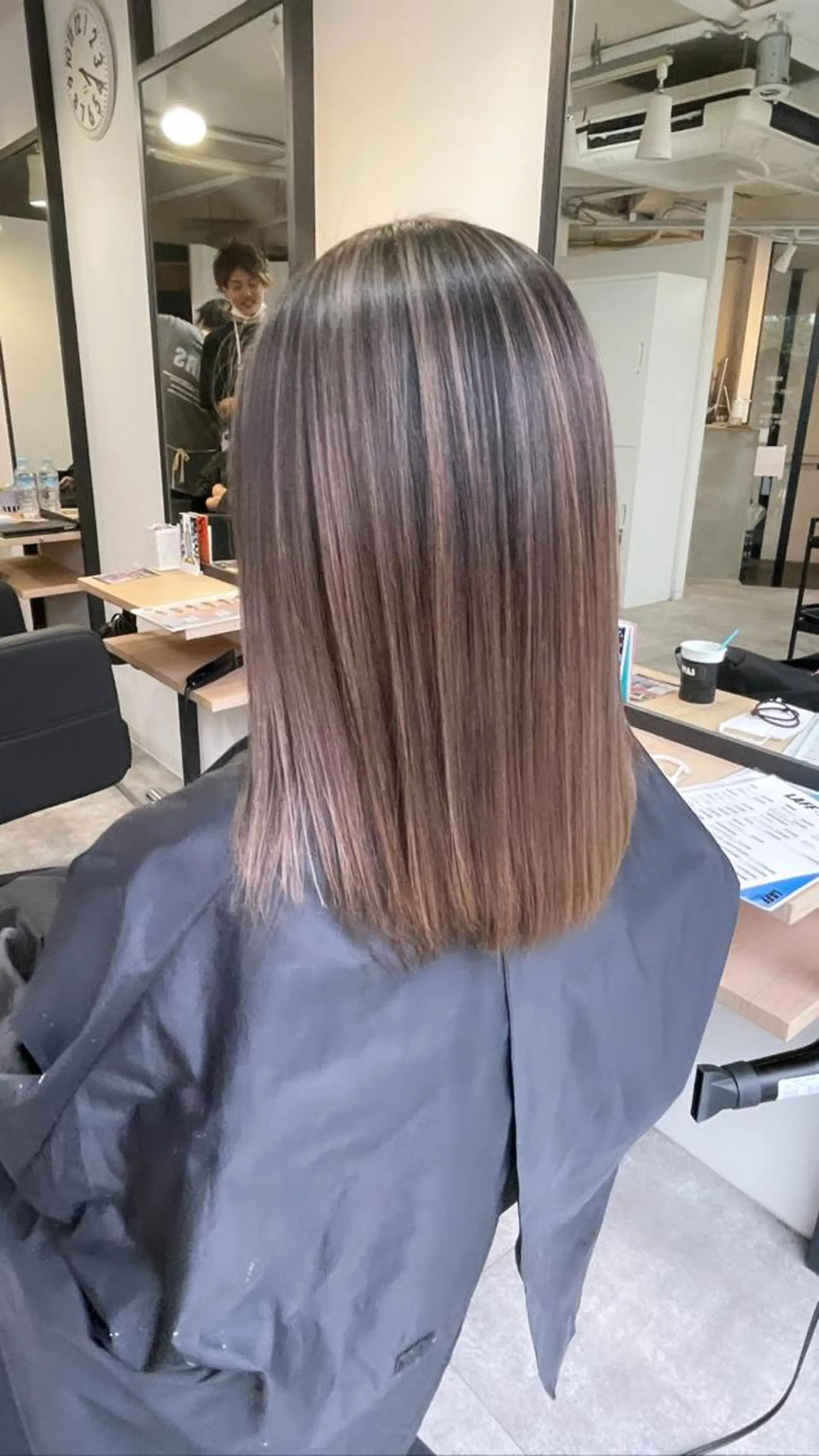 ミディアム カラー バレイヤージュ レイヤーカット ヘアカラー トリートメント ヘアセット 難波ブリーチカラー 伊藤洋輝のヘアスタイル