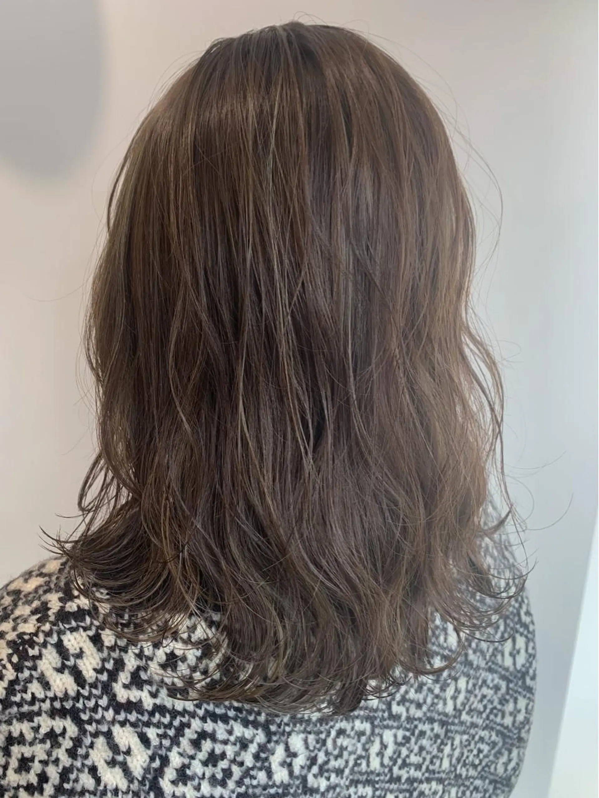 ミディアム カラー グレージュ ハイライトカラー シアーグレージュ ハイライト Chlom🌿Top Stylist沖田のヘアスタイル