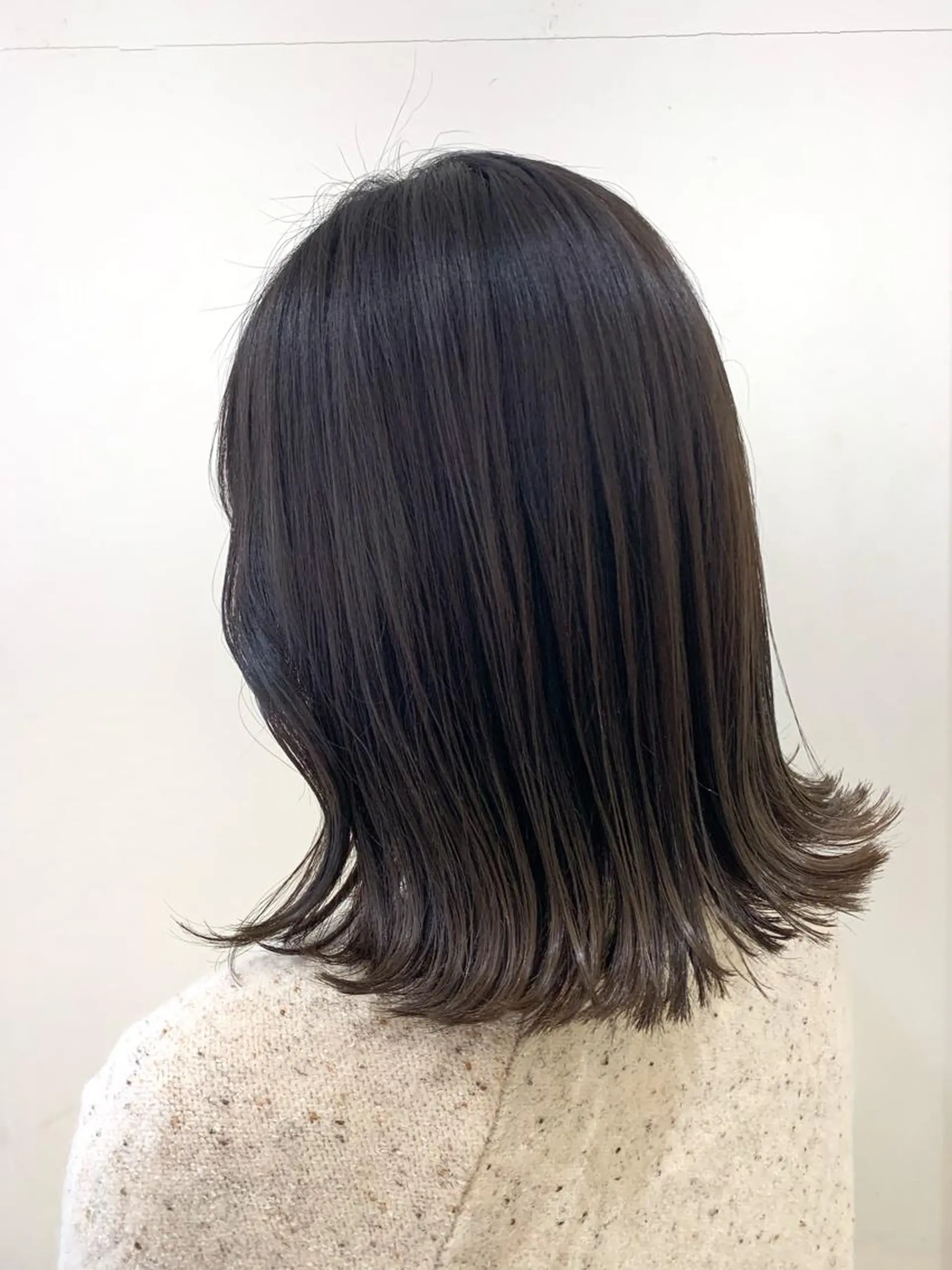 ミディアム カラー ぱつっとボブ/ 小野あかねのヘアスタイル