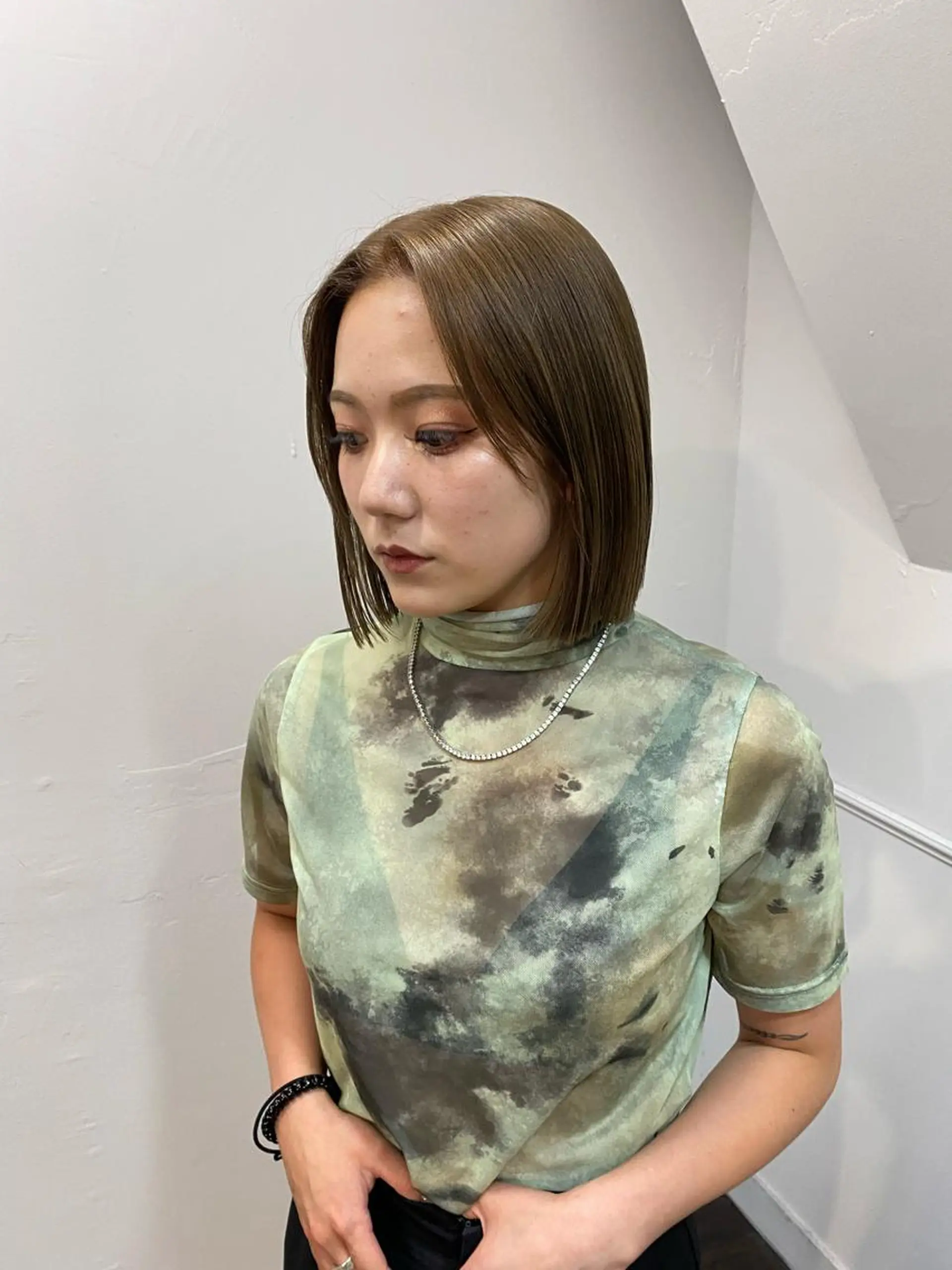 ミディアム カラー ヘアアレンジ 切りっぱなしボブ ベージュカラー ブリーチ ダブルカラー グレージュ カット ヘアカラー トリートメント 韓国ヘア×髪質 改善🇰🇷シオリのヘアスタイル