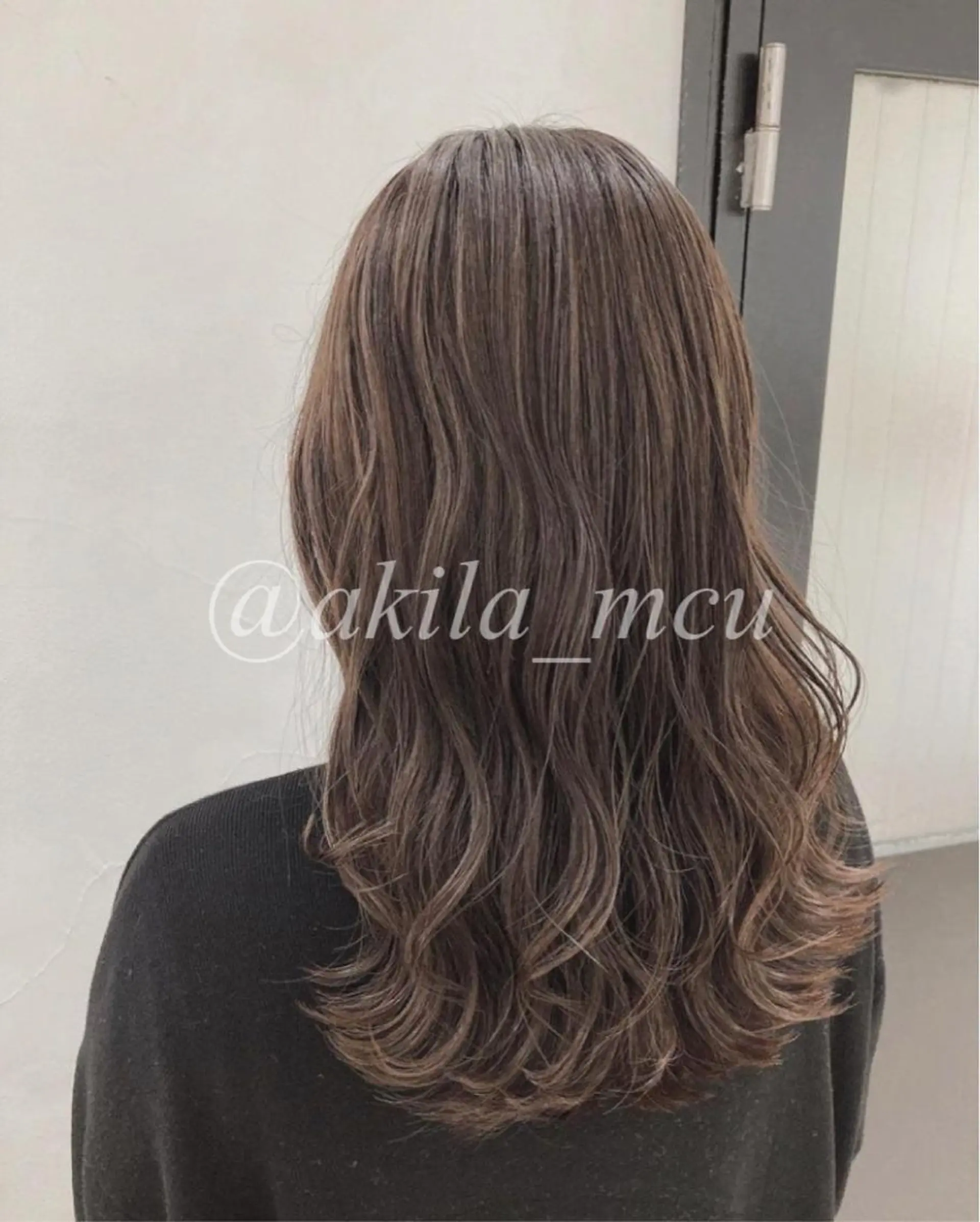 ロング カラー ヘアアレンジ グレージュ ハイトーンカラー エグチ アキラのヘアスタイル