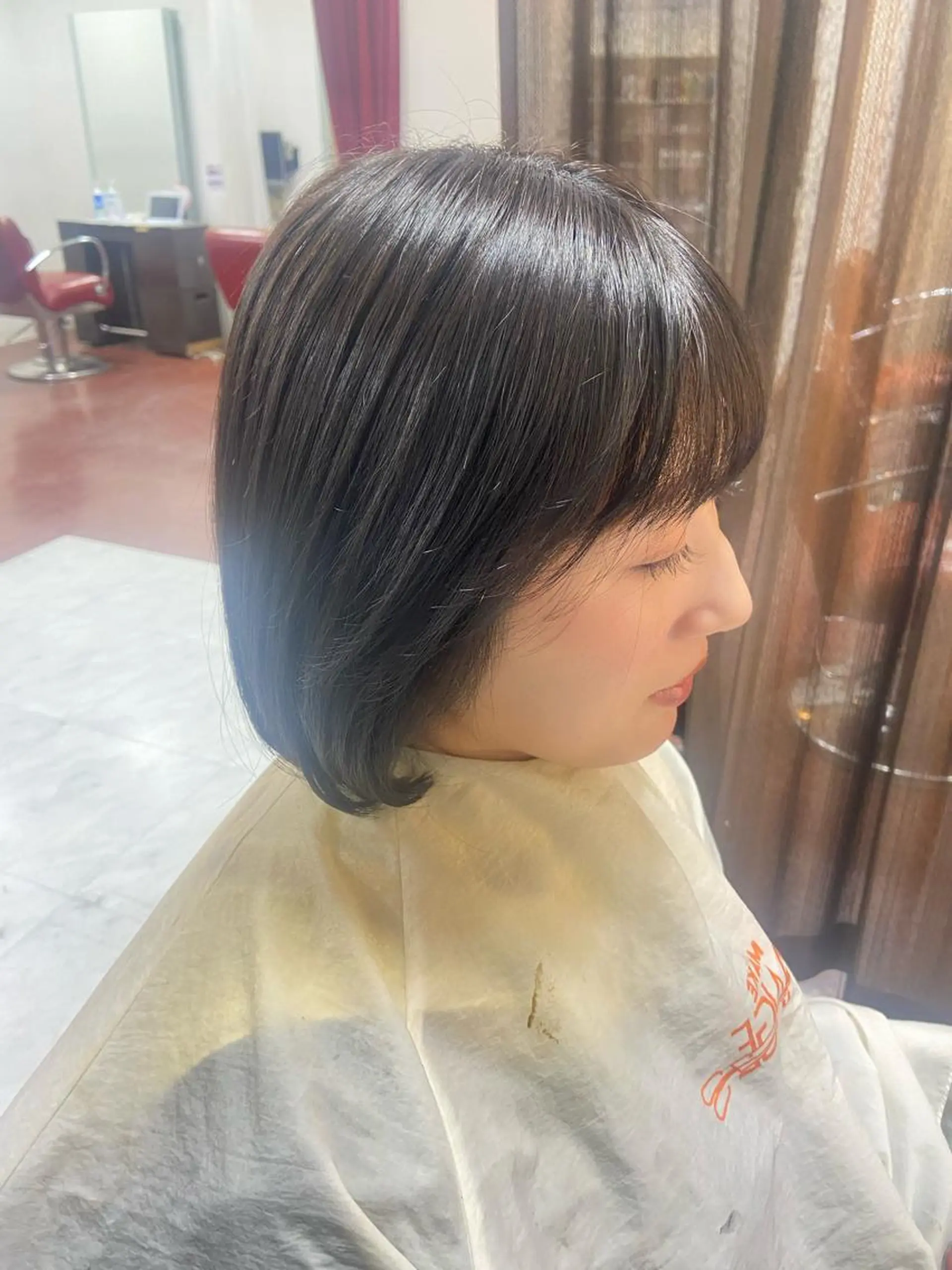 カラー ブリーチ ダークグレー ダークグレージュ グレージュ ブリーチなしカラー 瀧下 唯のヘアスタイル