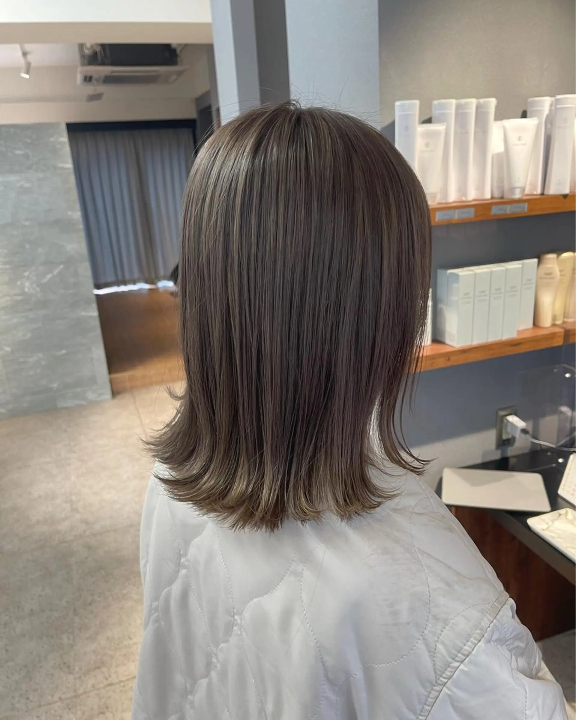 ミディアム カラー ヘアアレンジ ベージュカラー 透明感カラー ダブルカラー ミルクティーベージュ メンズパーマモデル 無料/今間 海音のヘアスタイル