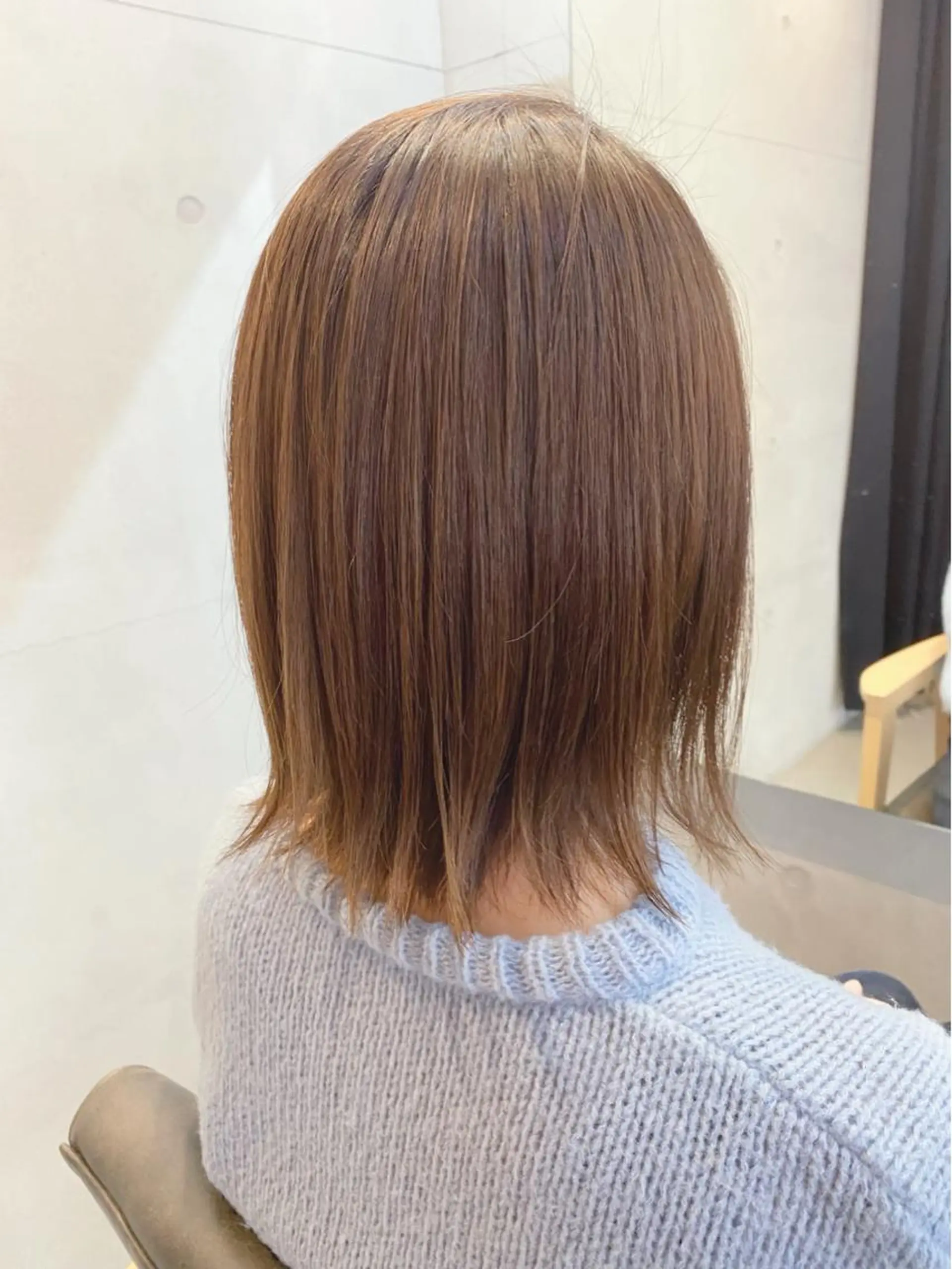 ミディアム カラー 外ハネヘア カット conne& ririのヘアスタイル