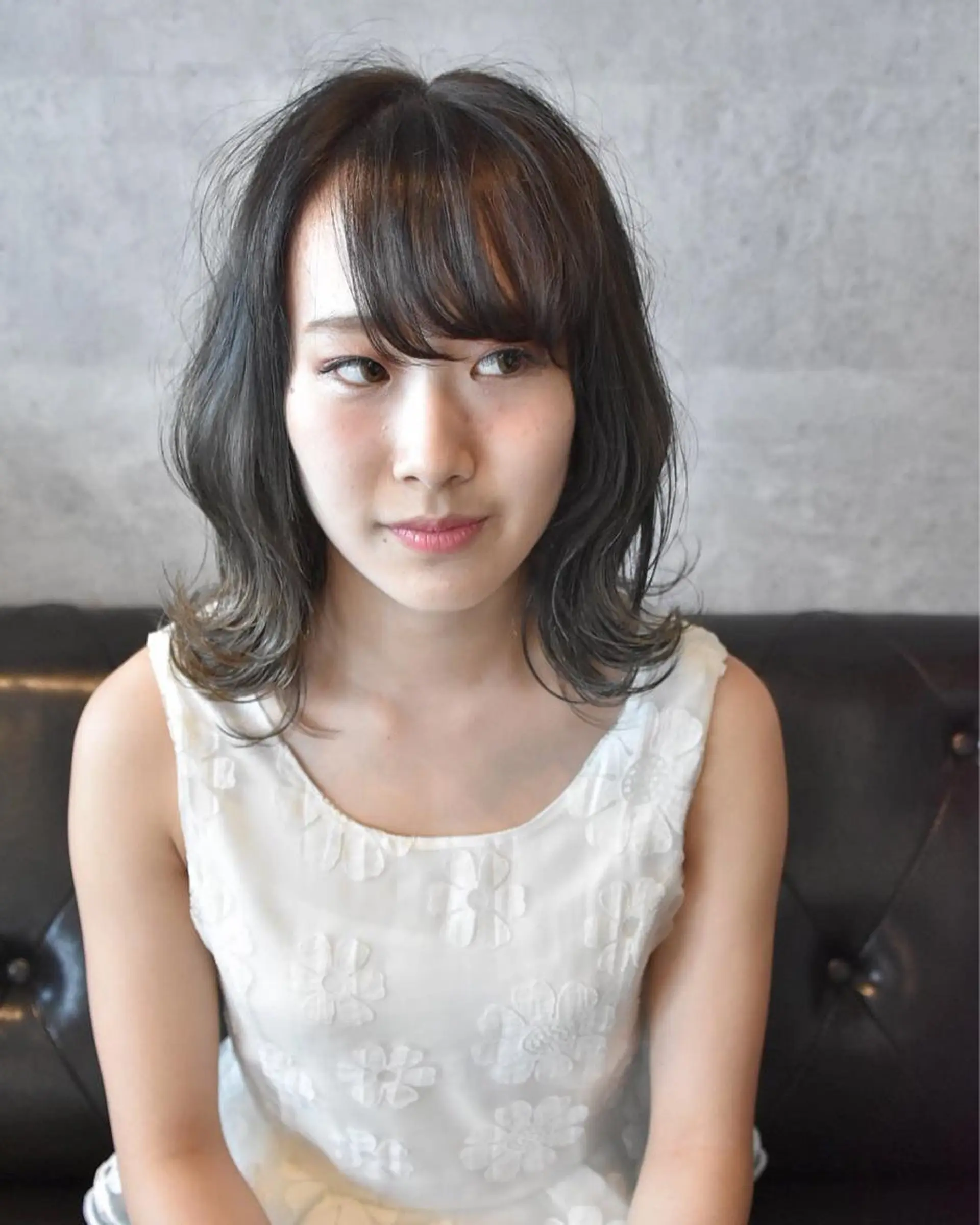 ミディアム カラー ブリーチ グラデーションカラー グレージュ 外ハネヘア hair salon Glanzのヘアスタイル