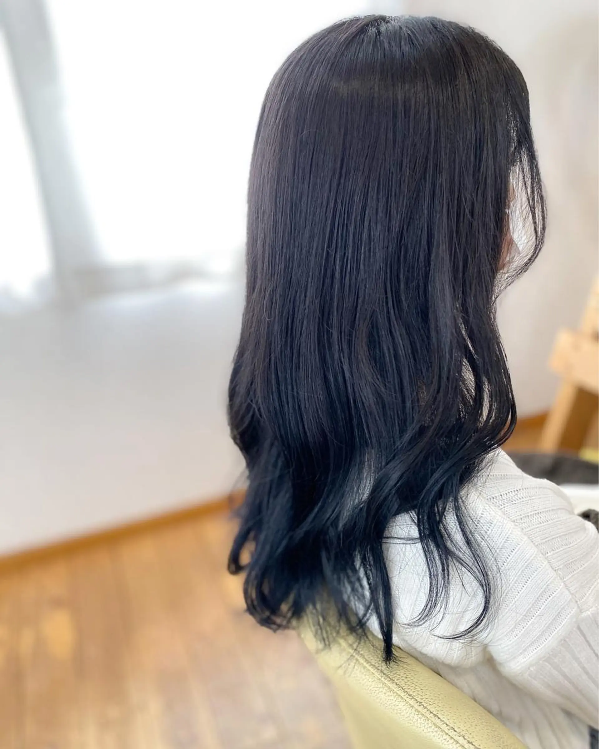 ロング カラー 黒髪 ブルーカラー ブルーブラック 韓国風ヘア 荒木 ひろかのヘアスタイル