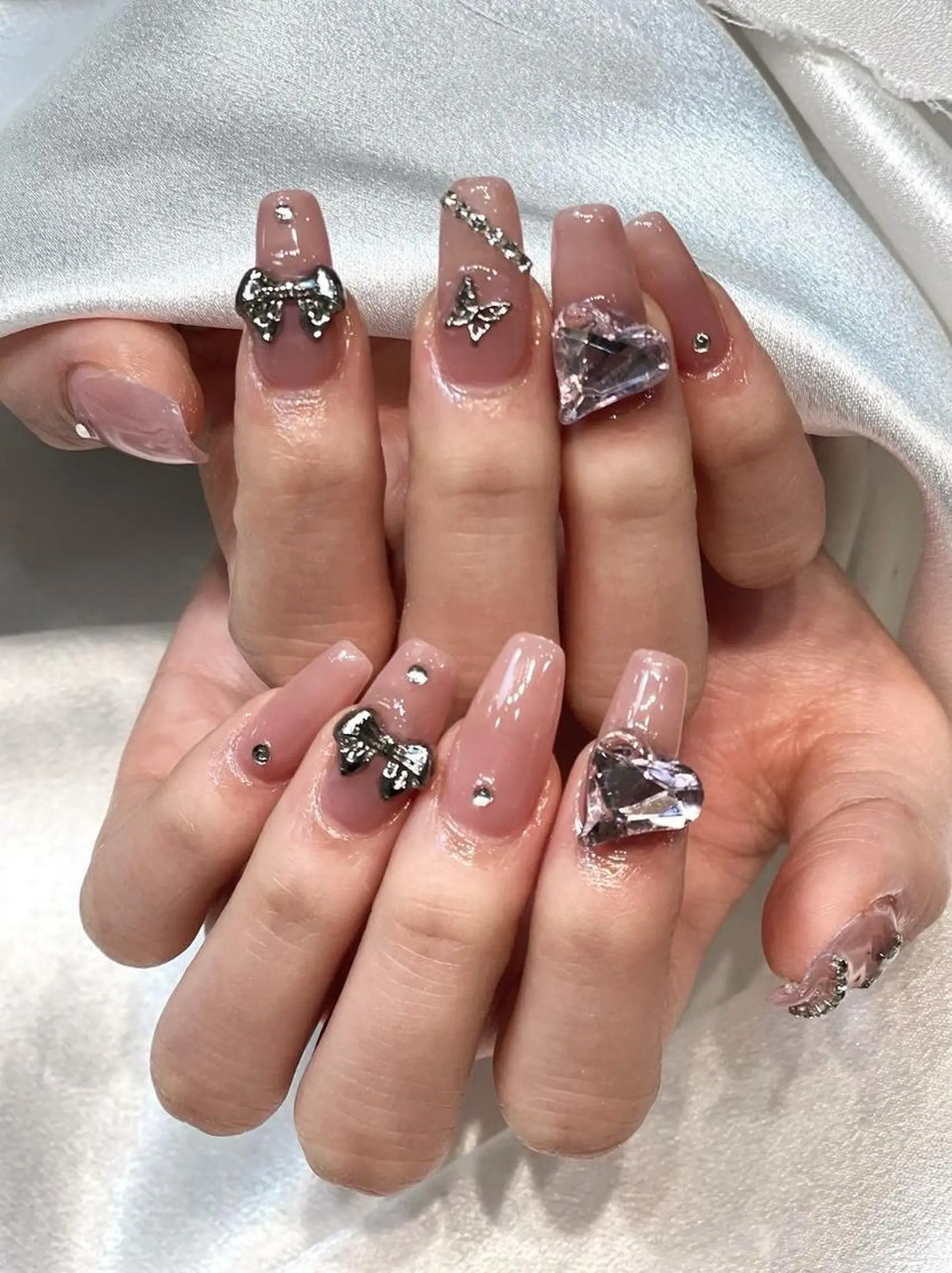 ネイル RAFFINE 月🦋🩵のネイルデザイン