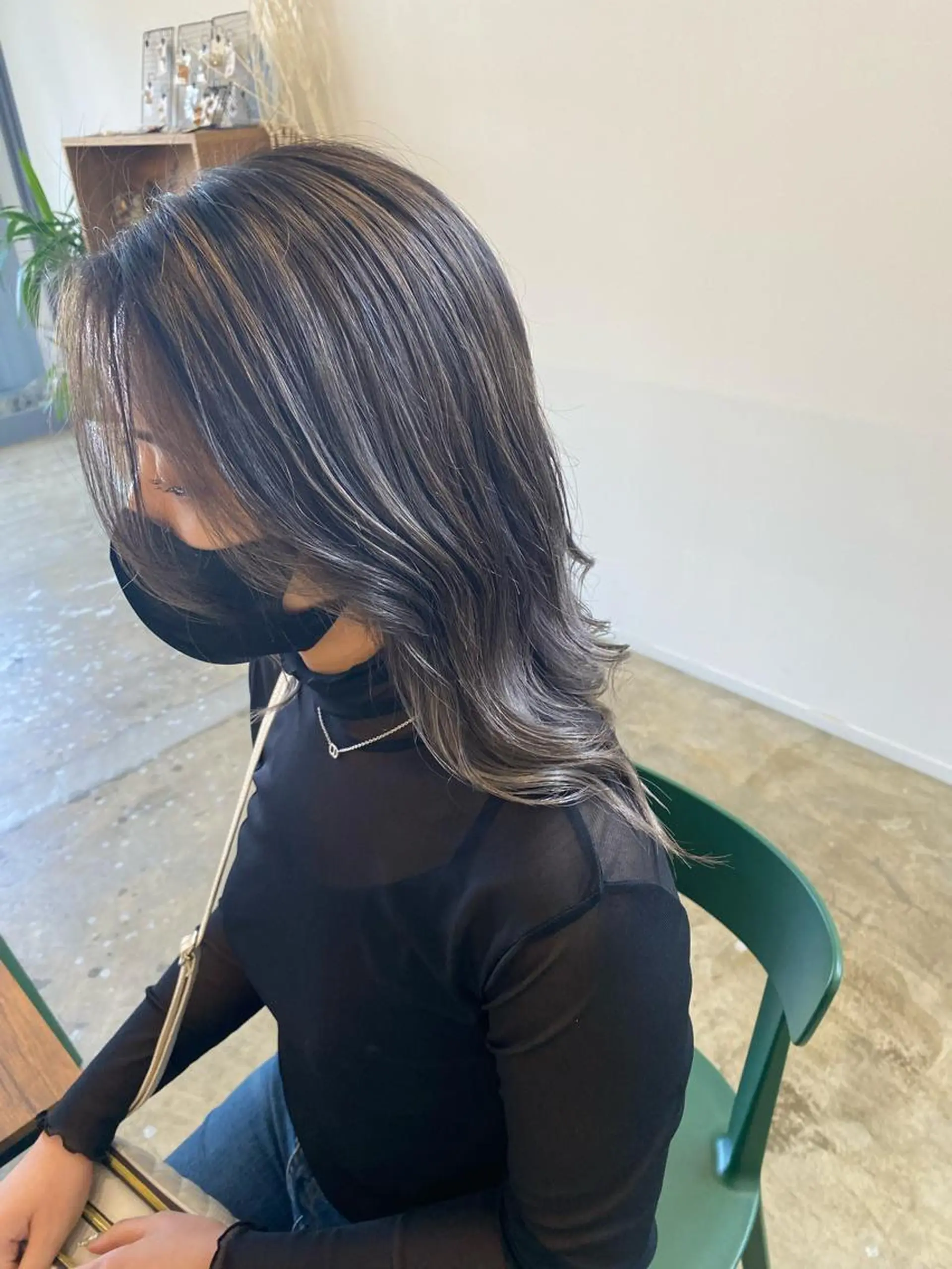 ミディアム カラー 藤野 凪沙のヘアスタイル