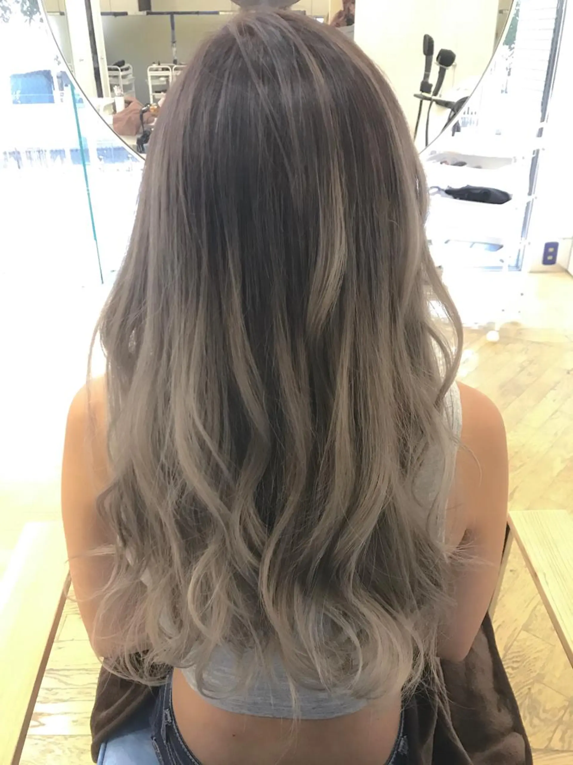 ロング カラー ヘアアレンジ バレイヤージュ シルバー ホワイトシルバー レイヤーカット replica上大岡所属・松井 敬太郎のヘアスタイル