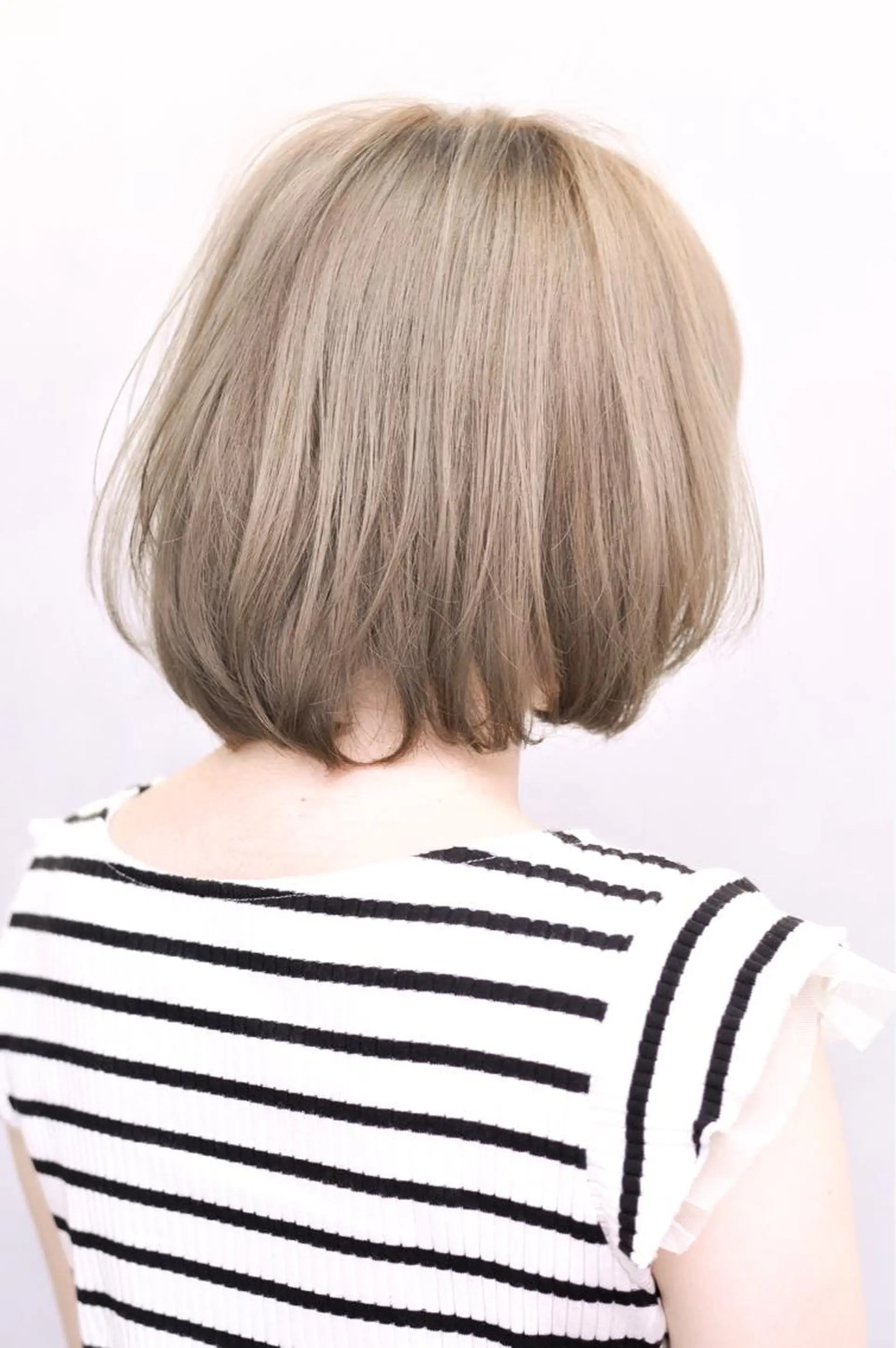 ショート カラー ベージュカラー ブリーチ ハイトーンカラー インナーカラー ボブ kiki所属・中田 敏明のヘアスタイル