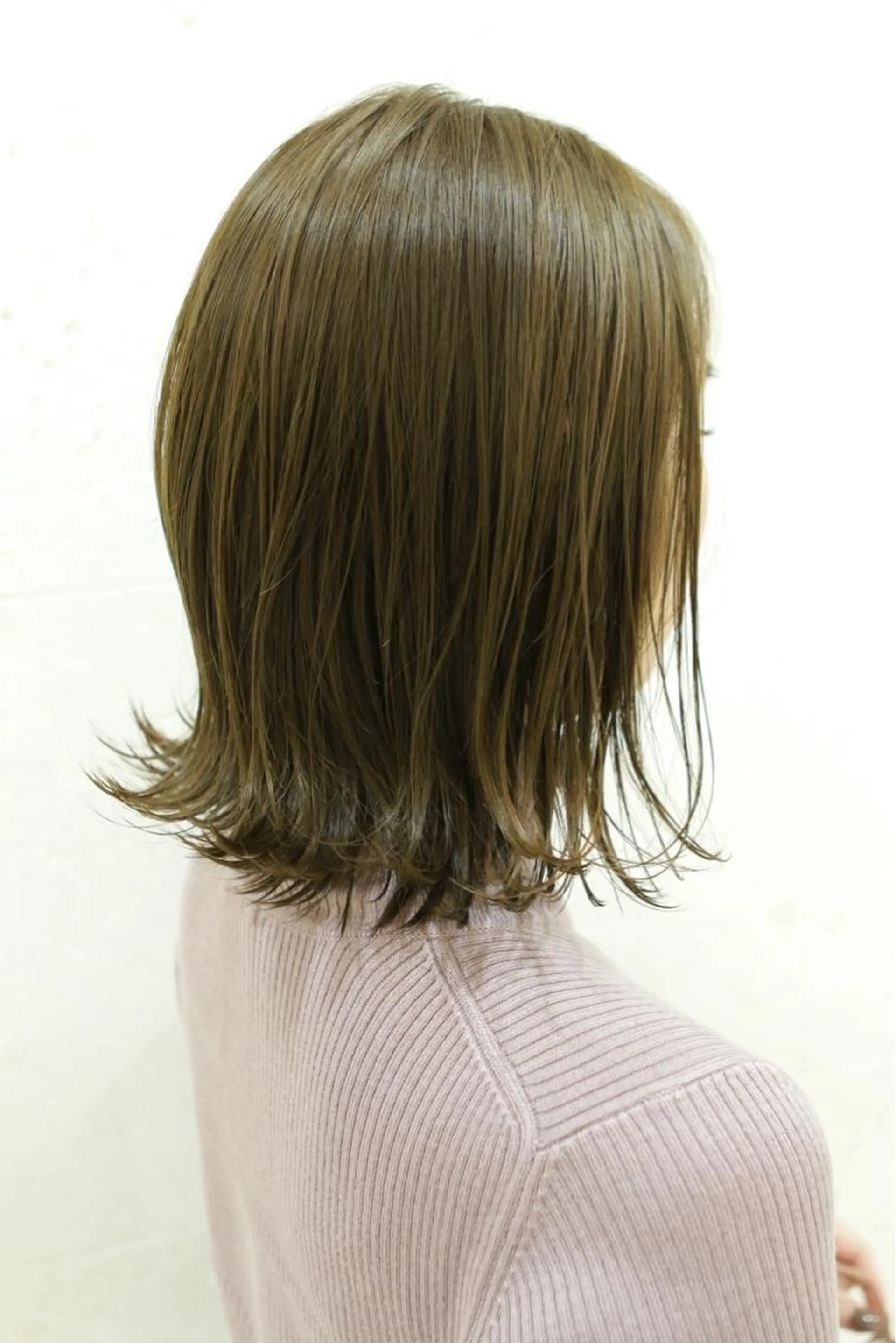 ミディアム カラー ベージュカラー ブリーチ フォギーベージュ ハイトーンカラー ブリーチなしカラー カット ヘアカラー トリートメント 斉藤 貴也のヘアスタイル