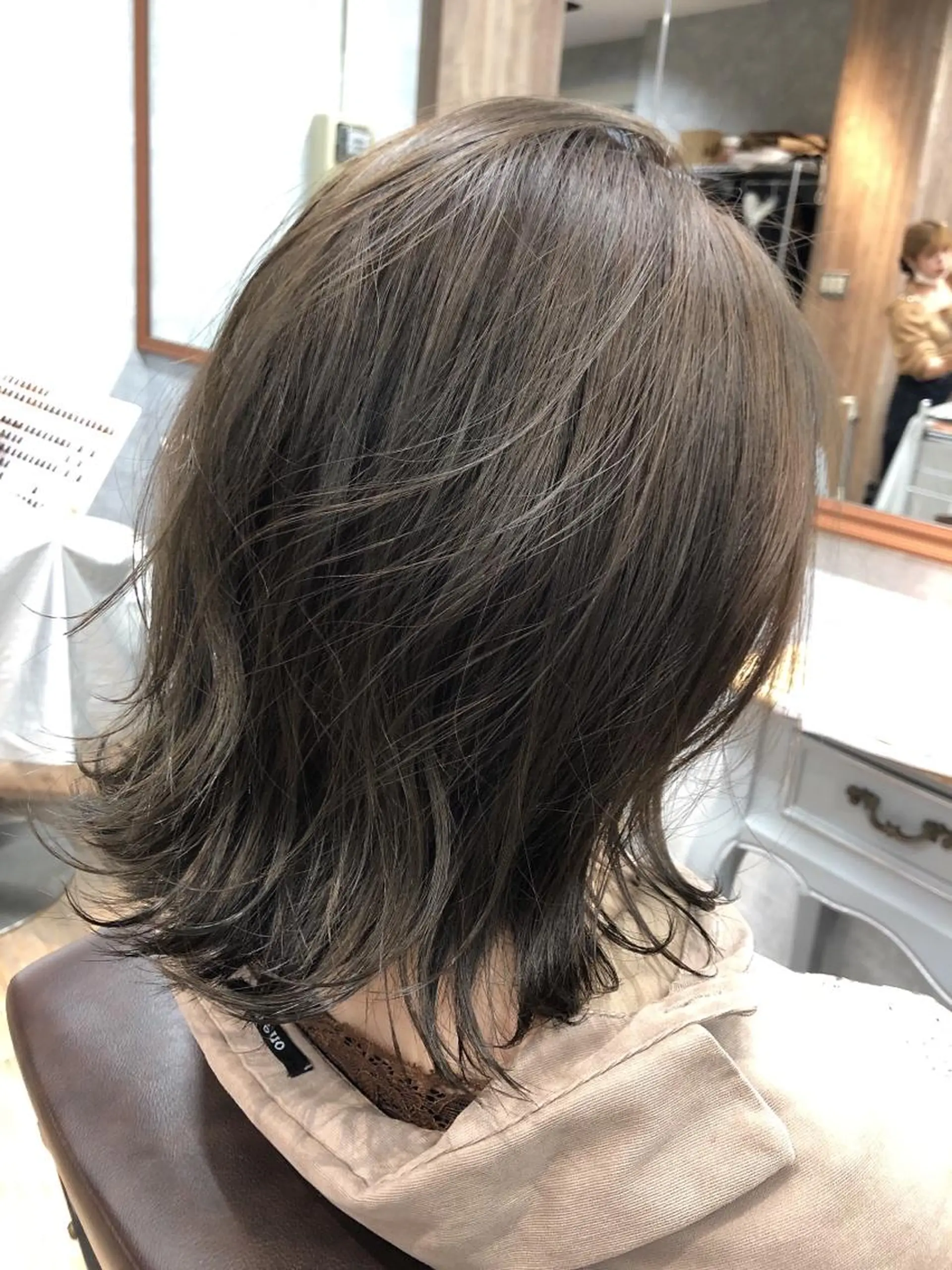 ミディアム カラー アッシュ ブリーチ 透明感カラー ブリーチなしカラー Agu hair Diary所属・いとう ひろたかのヘアスタイル
