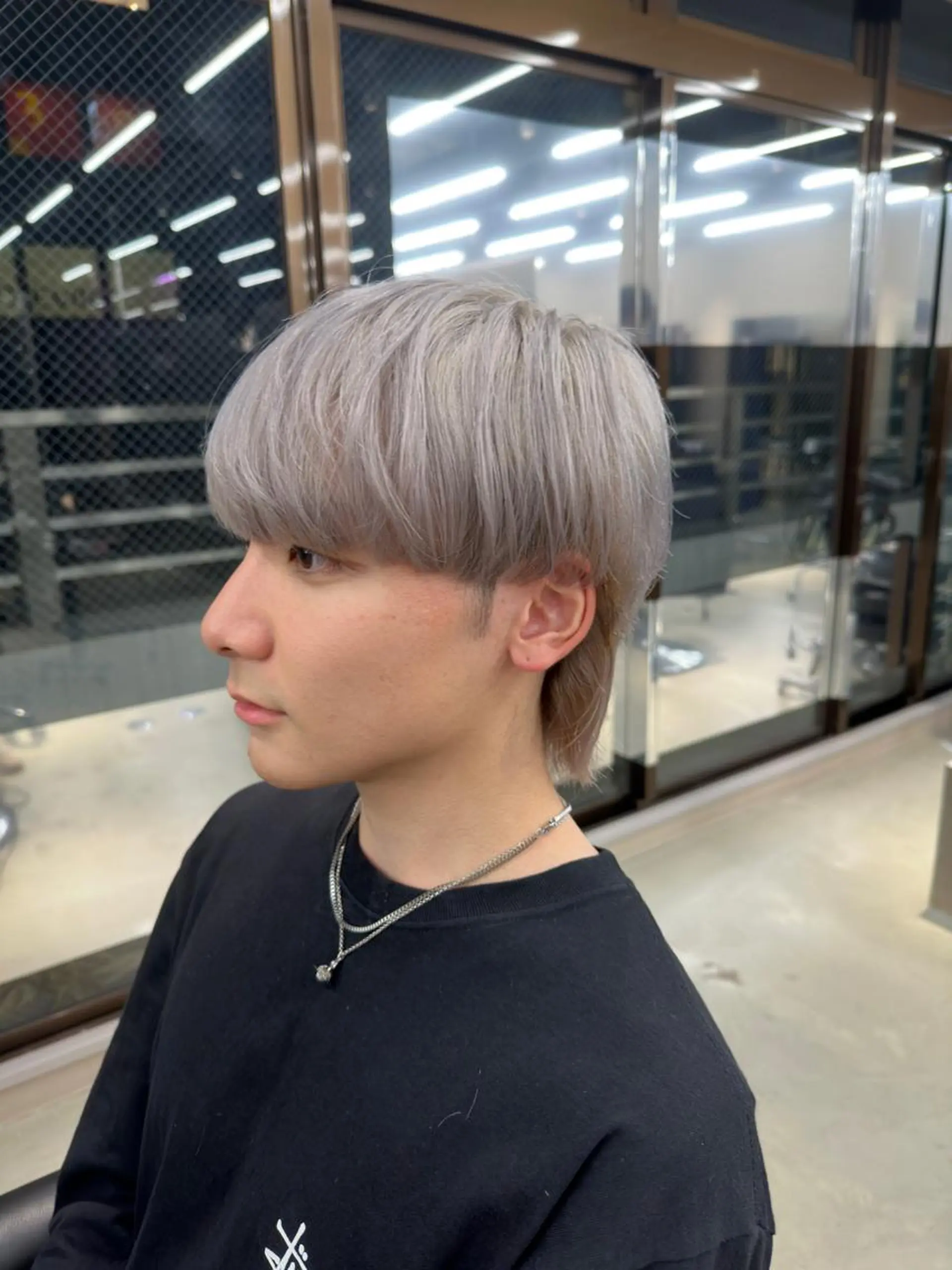 ショート カラー メンズ シルバー ホワイトシルバー ヘアカラー トリートメント 鈴木/ミルクティー/ ブリーチ/ボブ/のヘアスタイル