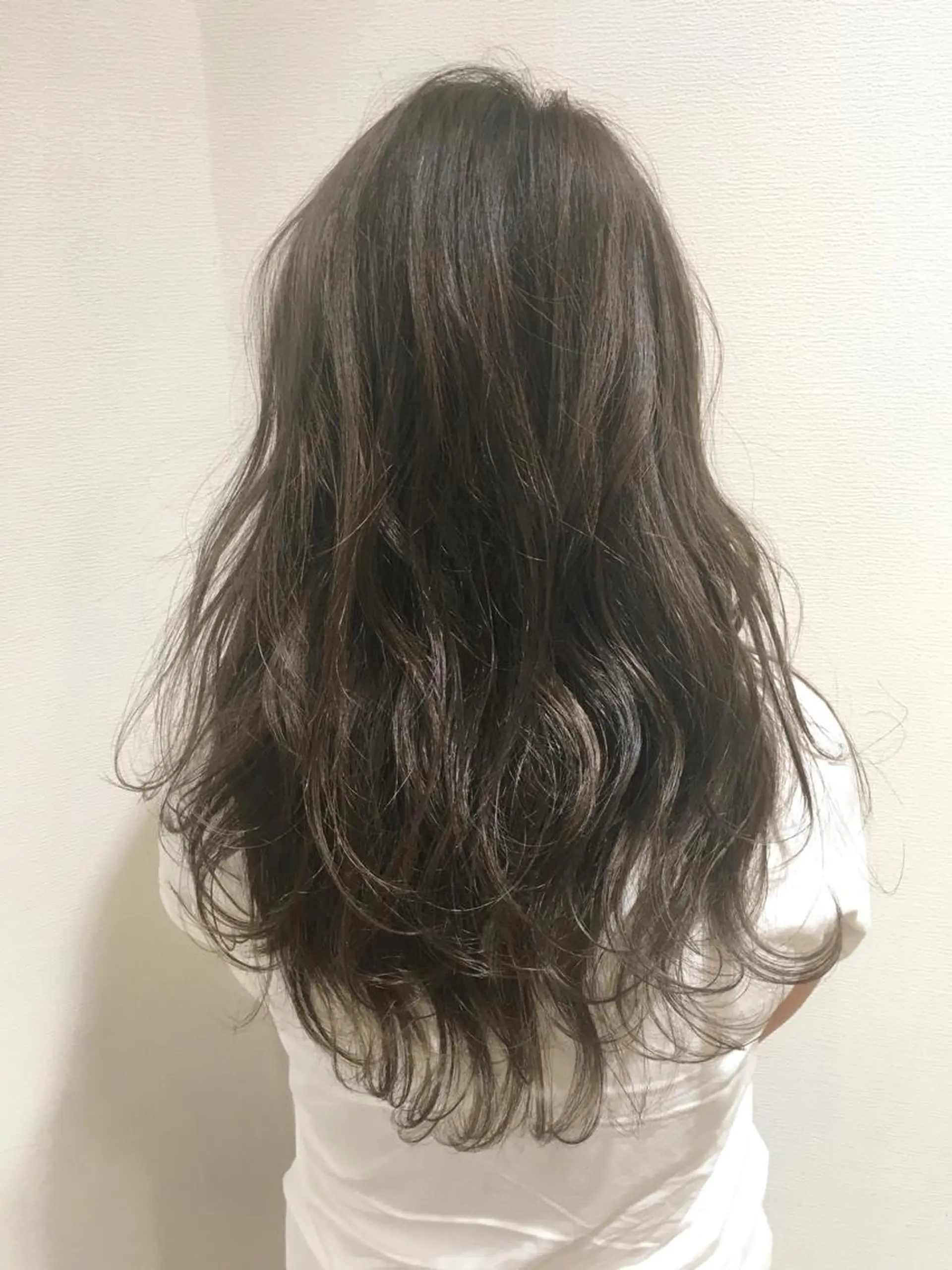 ロング カラー アッシュ 透明感カラー グレージュ ディレクター ノナカのヘアスタイル