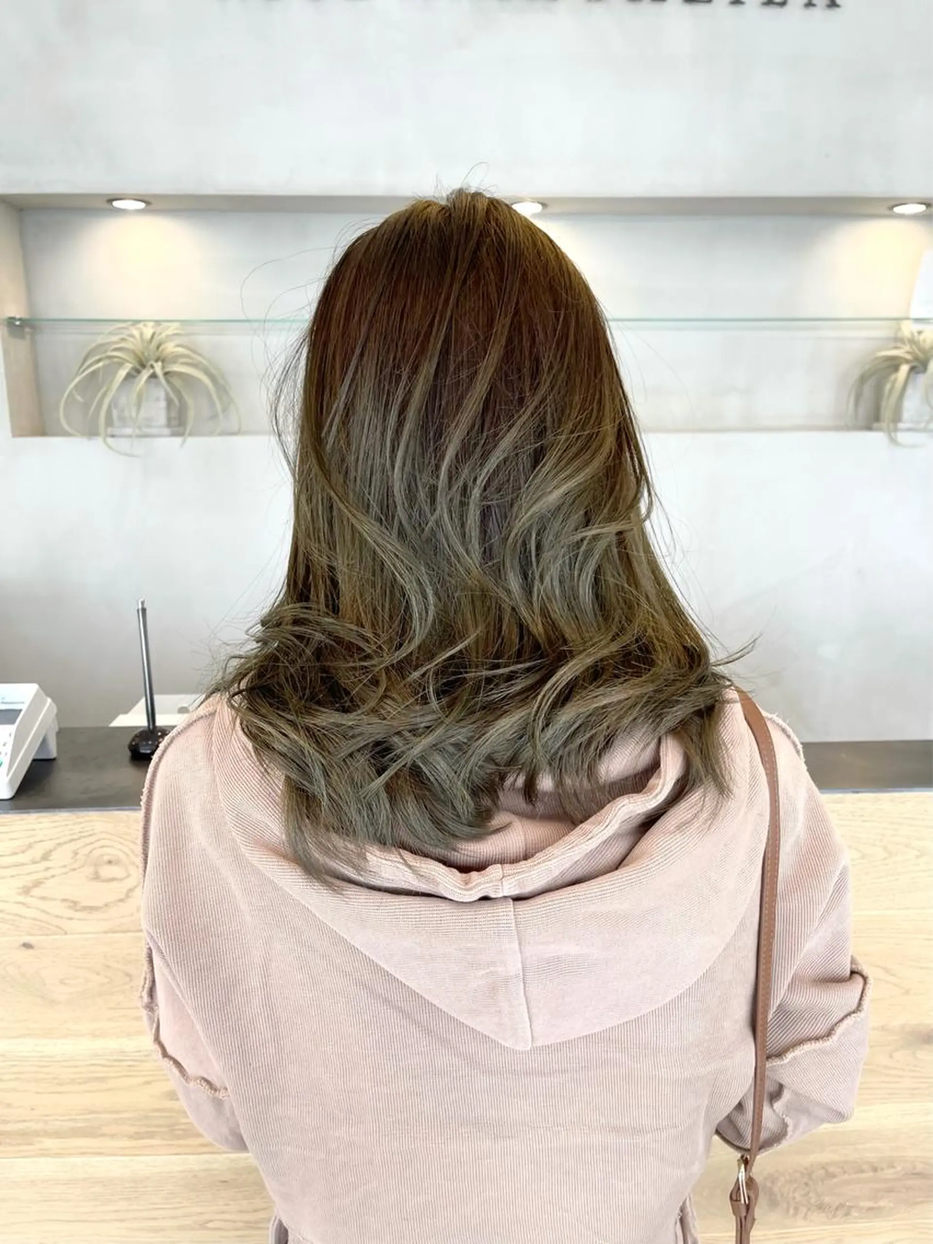 ミディアム カラー ヘアアレンジ バレイヤージュ デザインカラー ハイライトカラー 外国人風カラー ハイライト カット ヘアカラー トリートメント アンドウ ユウ/ レイヤーカット/韓国のヘアスタイル