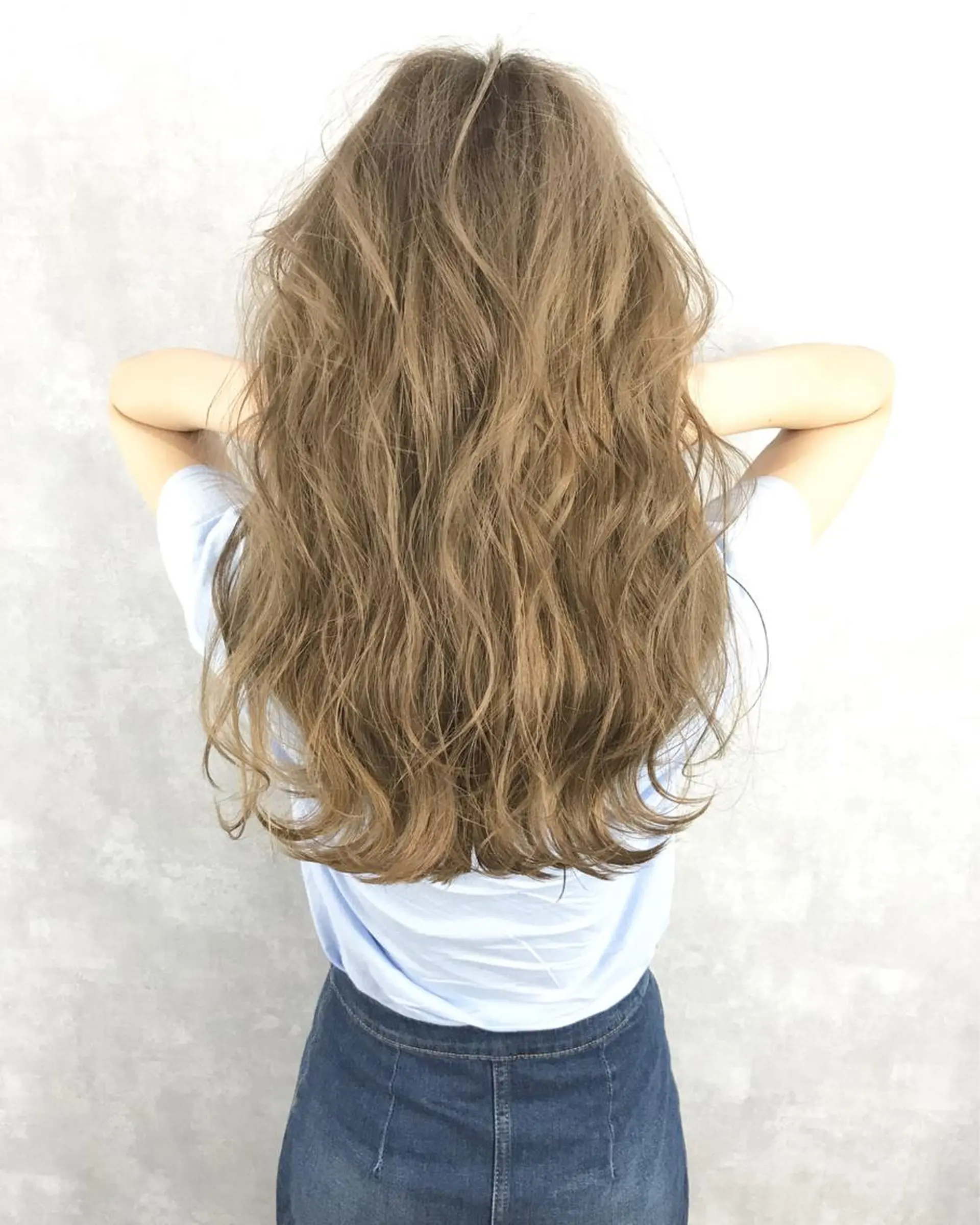 セミロング カラー ベージュカラー ブリーチ ミルクティーベージュ TOMOYAレイヤー ブリーチ縮毛矯正のヘアスタイル