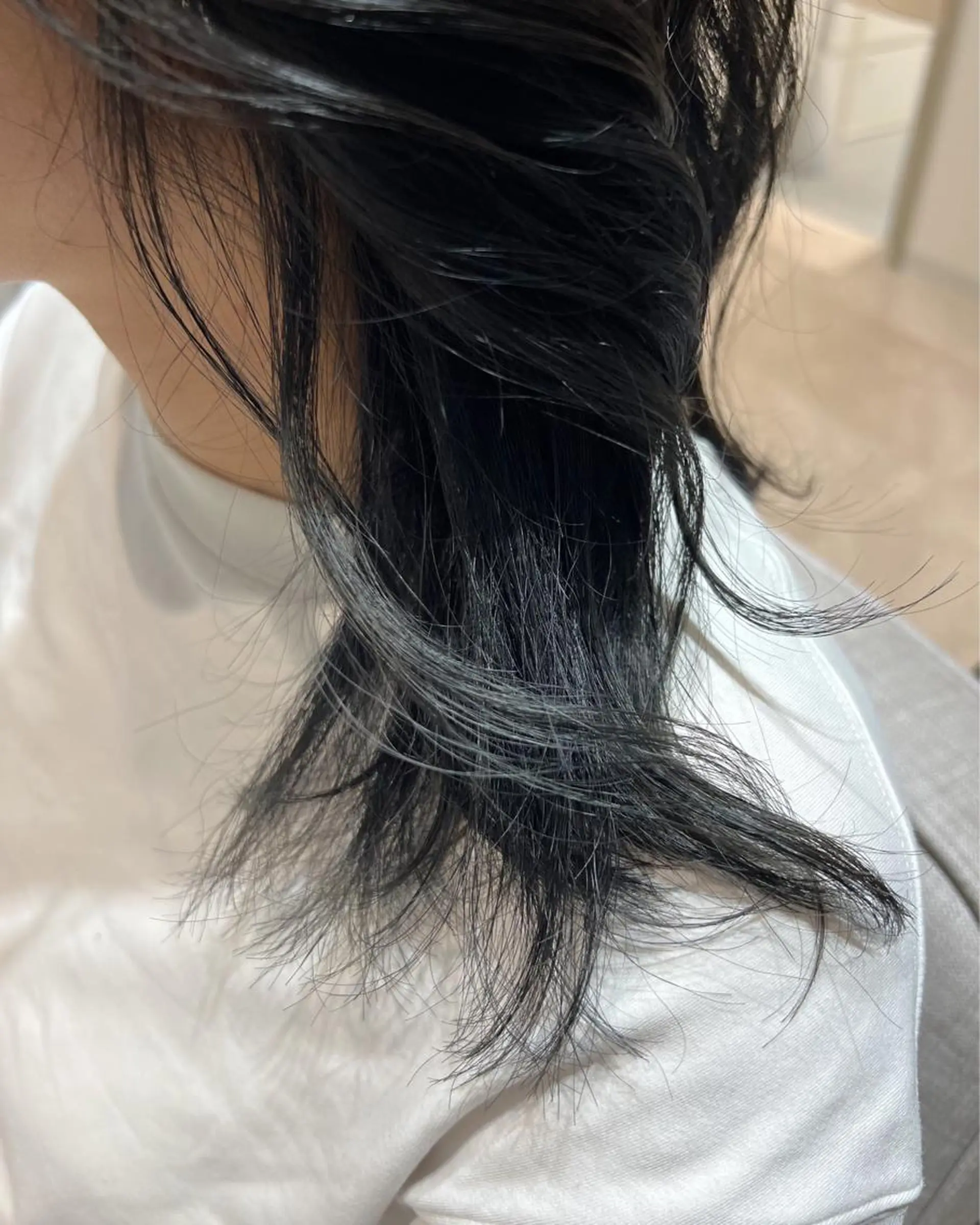 ミディアム カラー ブリーチ ブルーカラー ブルーグレー 暗髪カラー🫐パーマ おくだりんかのヘアスタイル