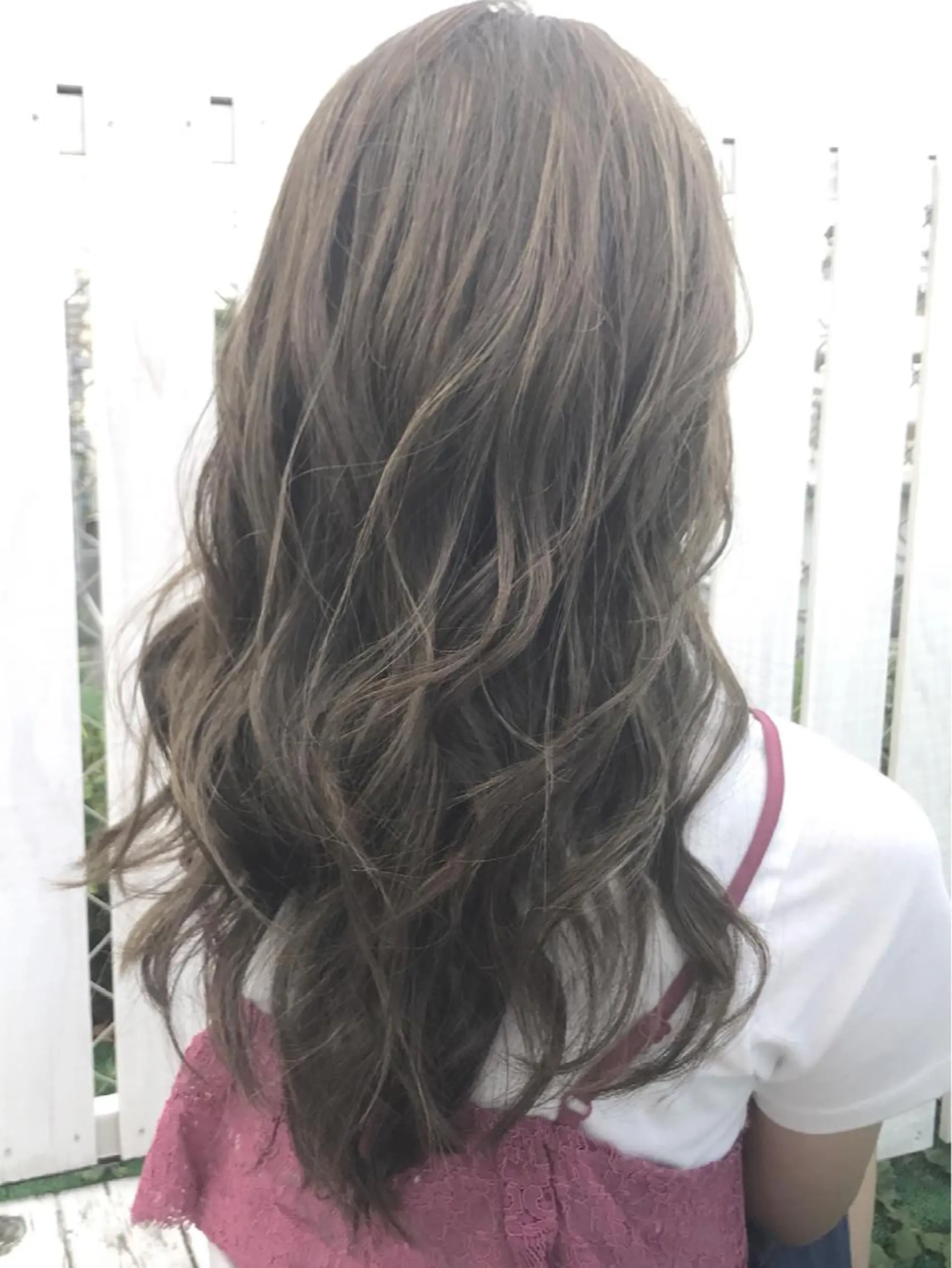 ミディアム カラー ヘアアレンジ グレージュ ハイライトカラー ハイライト FOLK所属・白髪ぼかしハイライト バレイヤージュヤマトのヘアスタイル