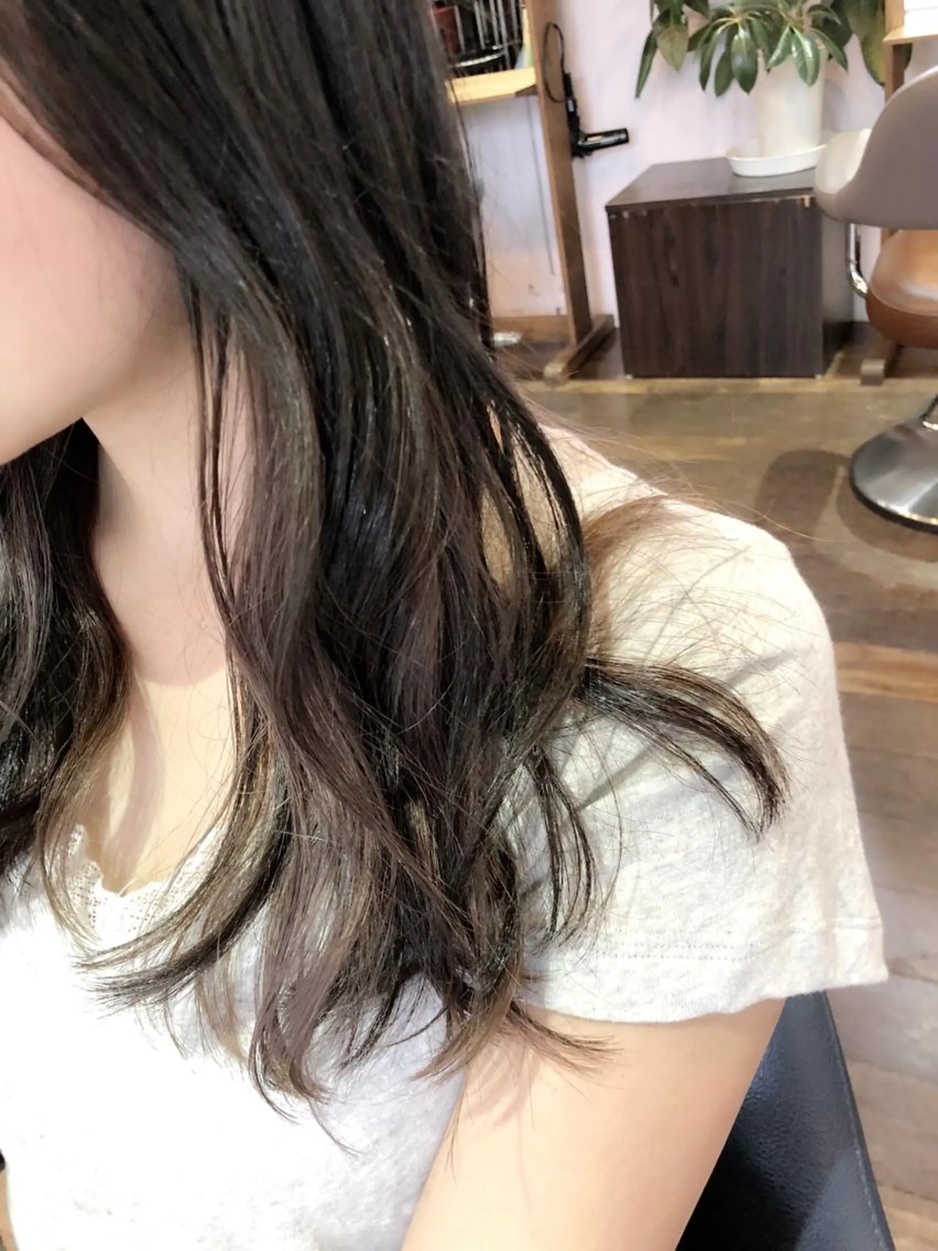 セミロング カラー ベージュカラー ミルクティーベージュ カット ヘアカラー トリートメント 原宿サロン代表 デザインカラー伊藤卓のヘアスタイル