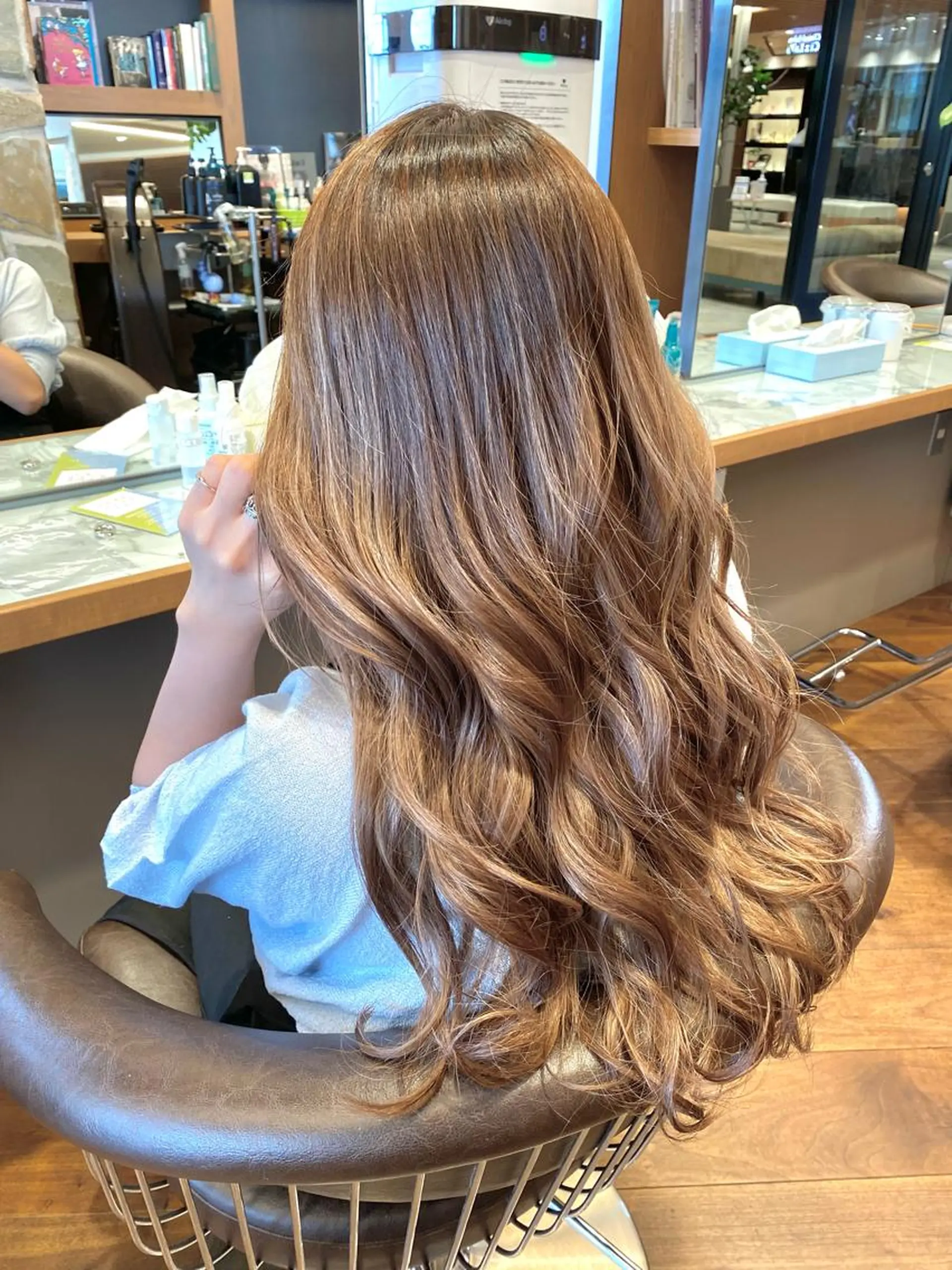 ロング カラー ベージュカラー ハイライトカラー ミルクティーベージュ ハイライト Savoir GRANMASH【サヴォア　グランマッシュ】所属・ショート/レイヤー/ 透明感/グレージュのヘアスタイル